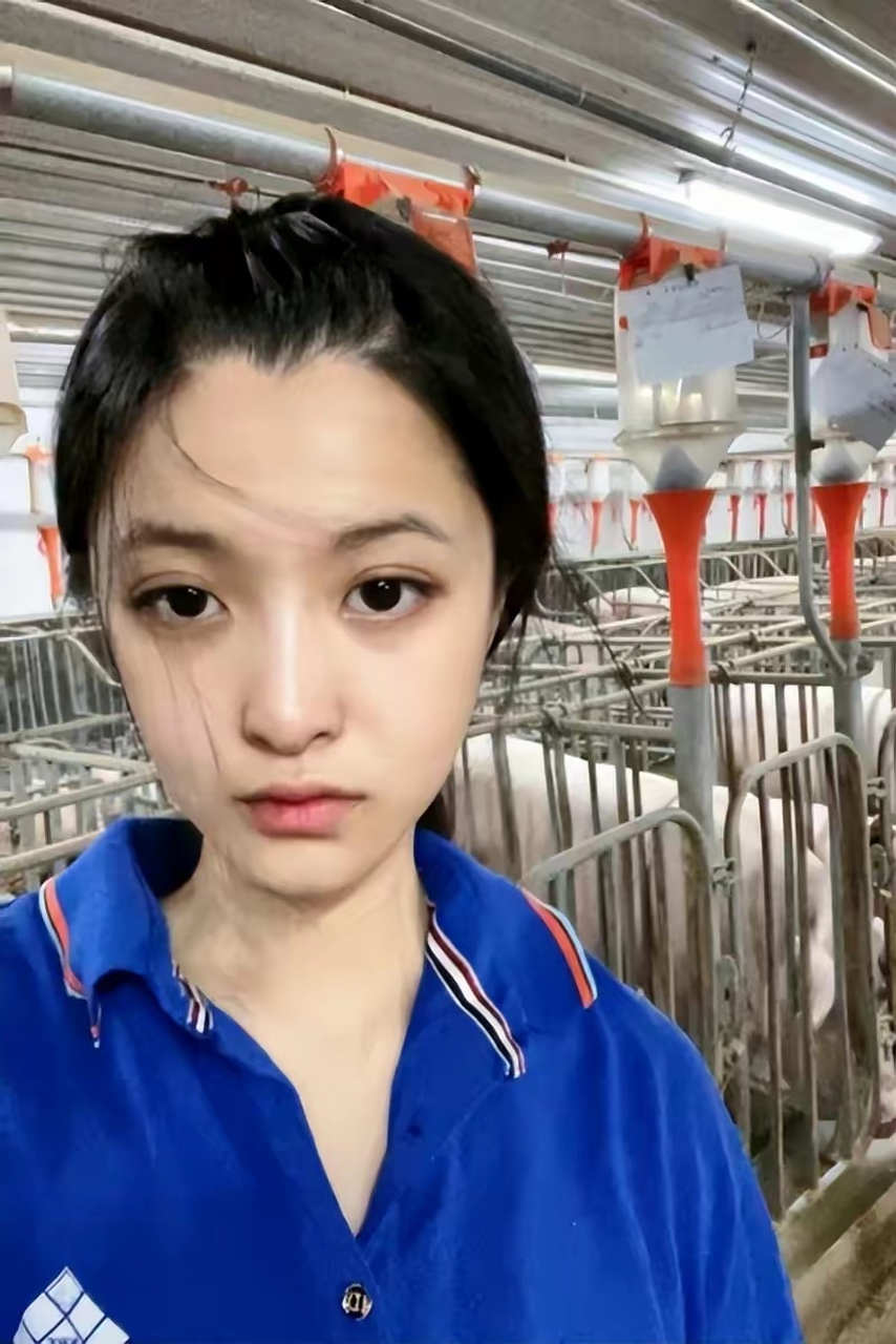 为大学生颜值女养猪遭质疑打抱不平 "安猪拉baby"的网友在平台晒出她