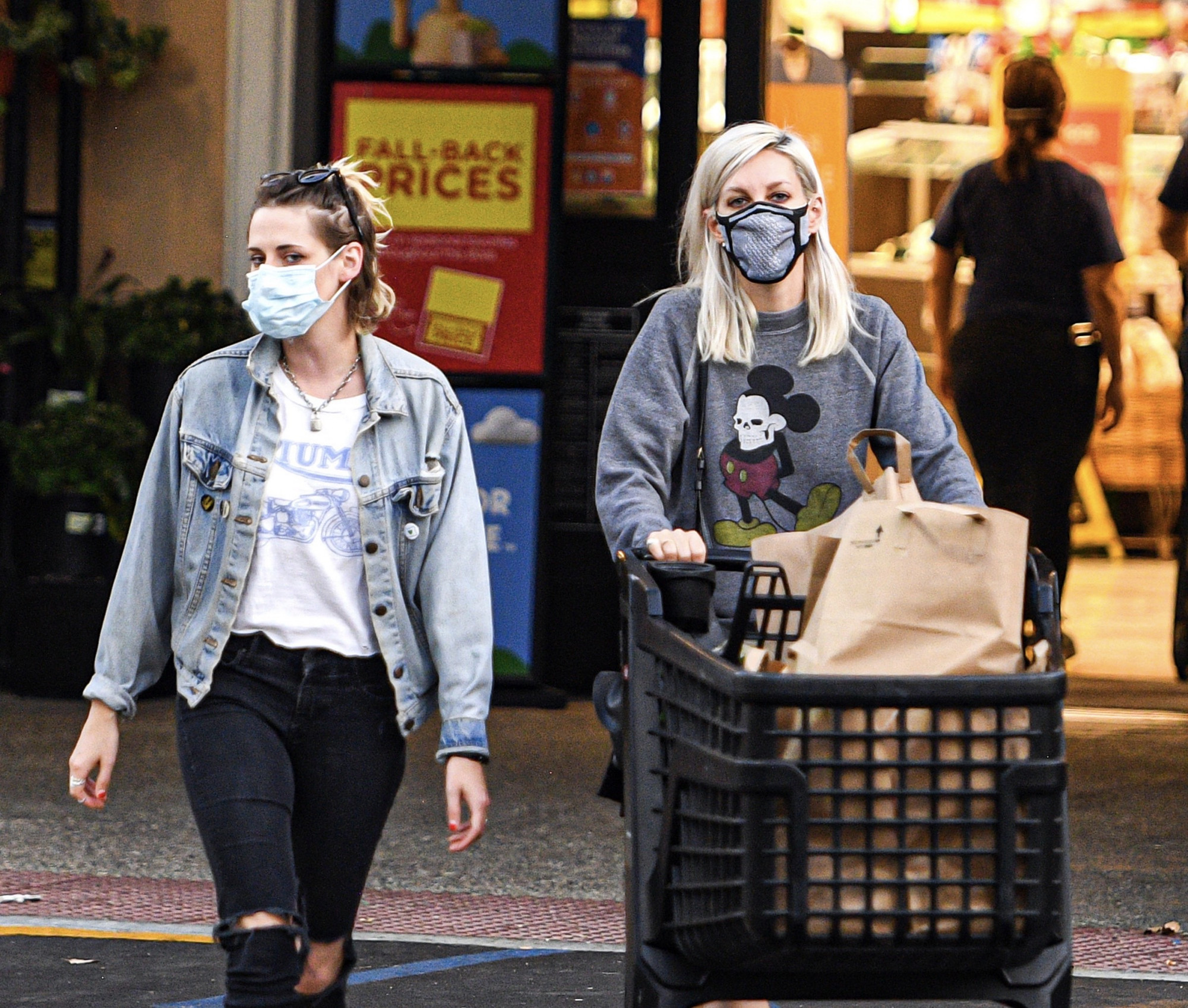 幸福!克里斯汀·斯图尔特和女友dylan meyer马里布最新街拍