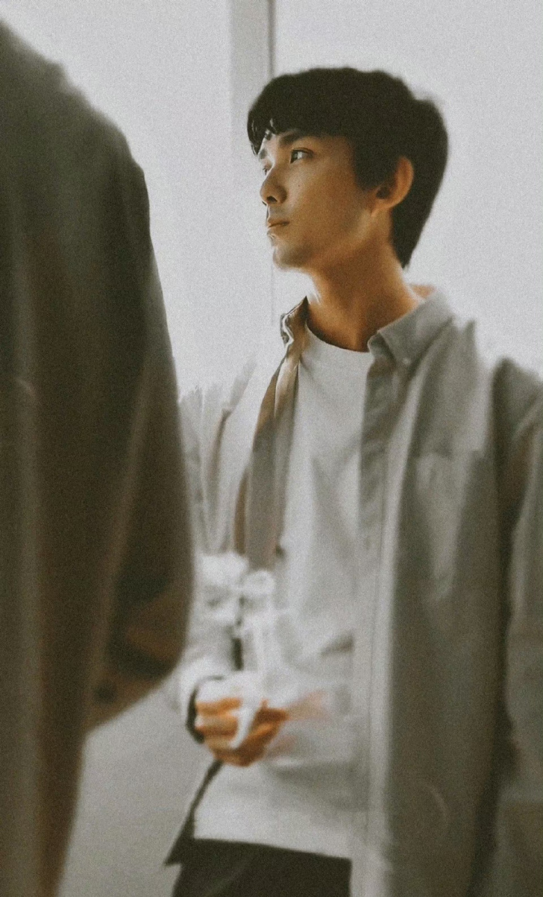 吴磊抽烟的镜头.  哈哈哈,吴磊为了角色表演的出色,试着去尝试.