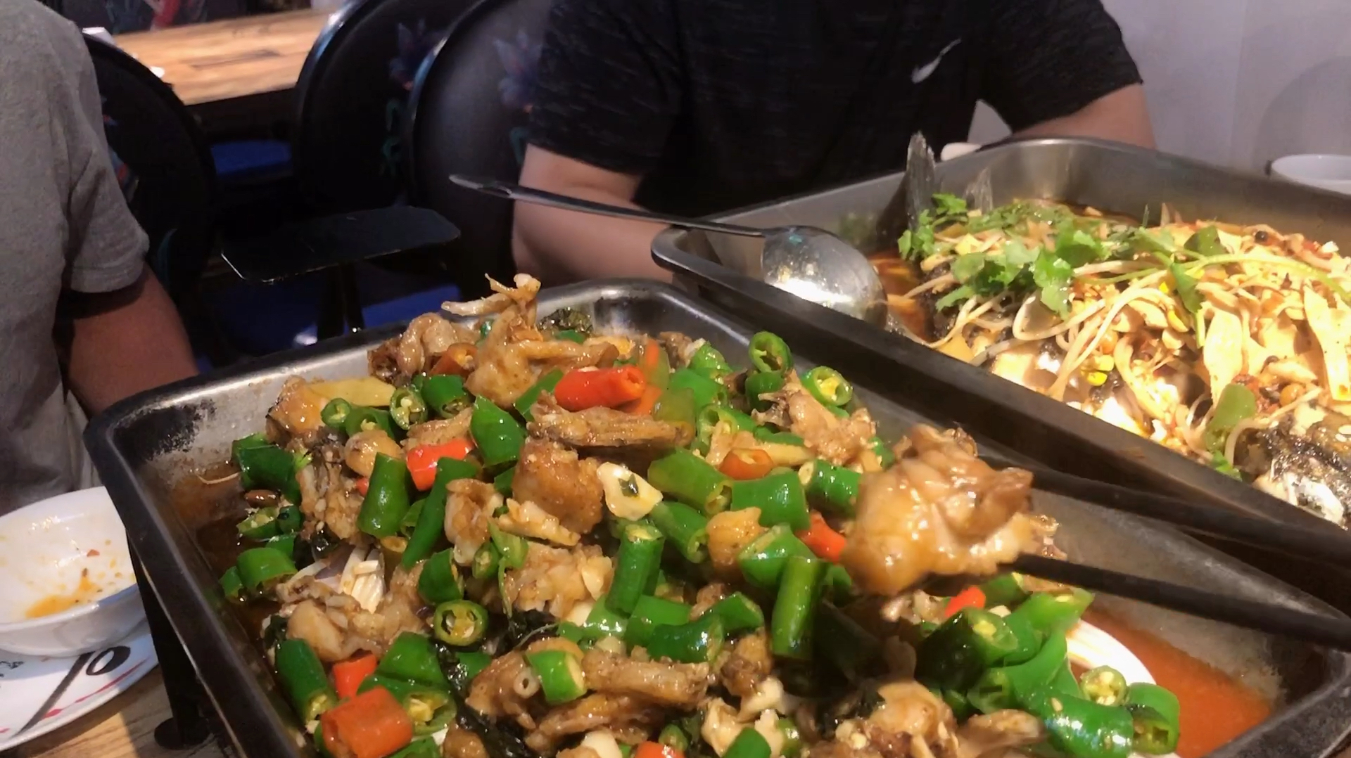 粤北兄弟继续在韶关步行街探索美食,这里的鱼蛙吃得好满足