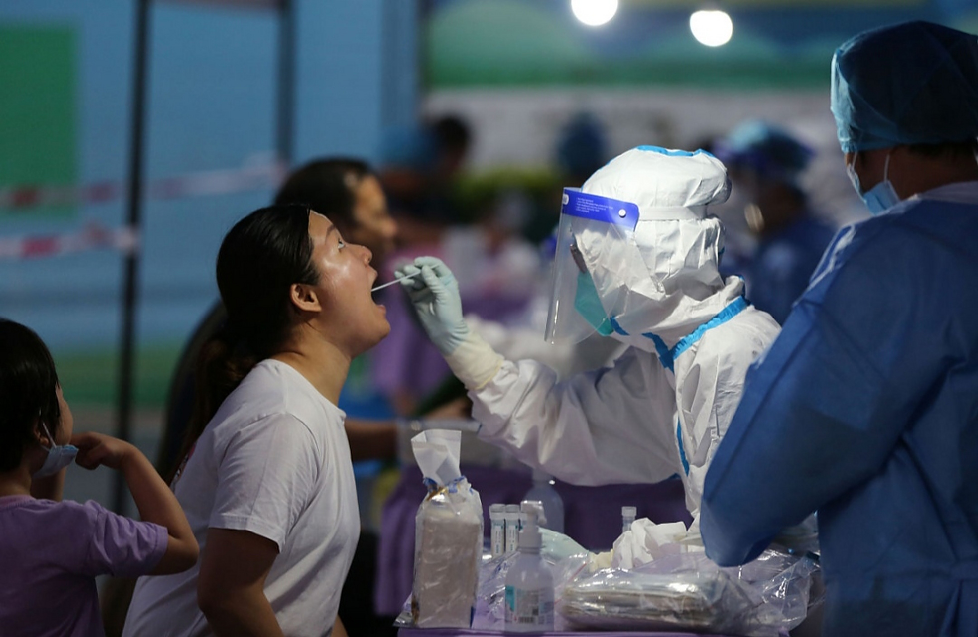 26日,兰州一位采样员,仅有24日核酸阴性结果,被小区居民要求做快速