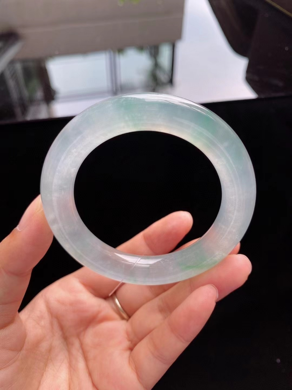 冰玻璃飘阳绿花圆条手镯,玉质细腻冰透,一抹阳绿花深邃灵动!迷人有韵!