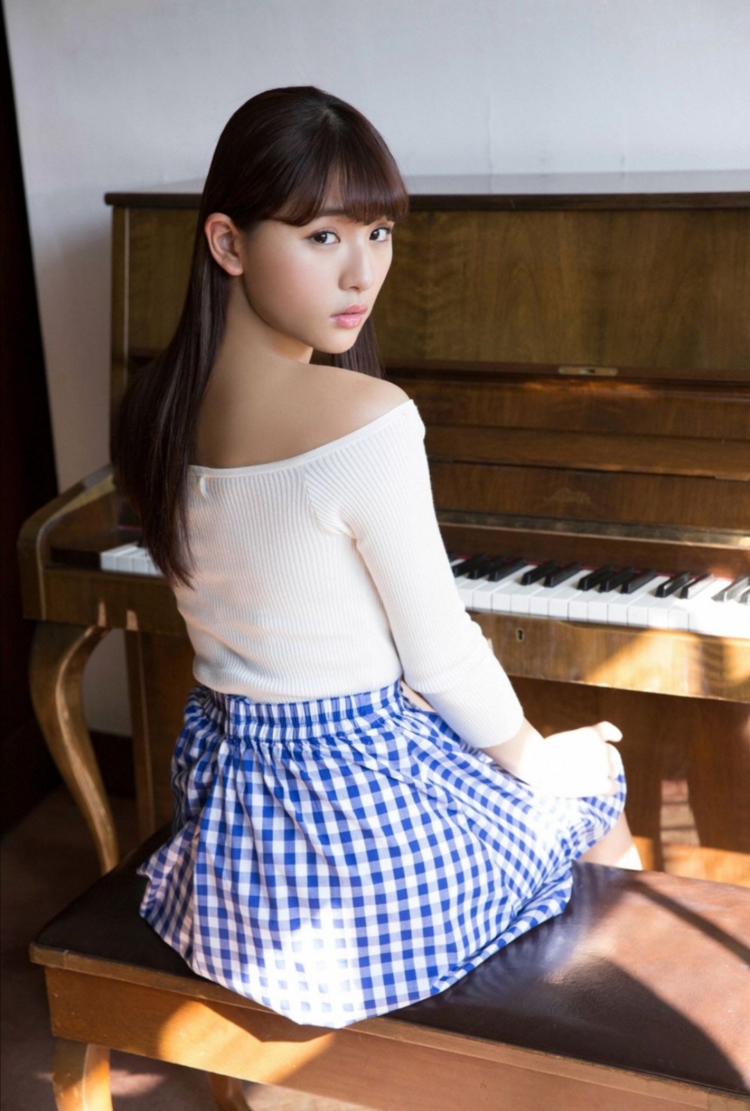 美少女偶像浅川梨奈上钢琴课时的动人写真