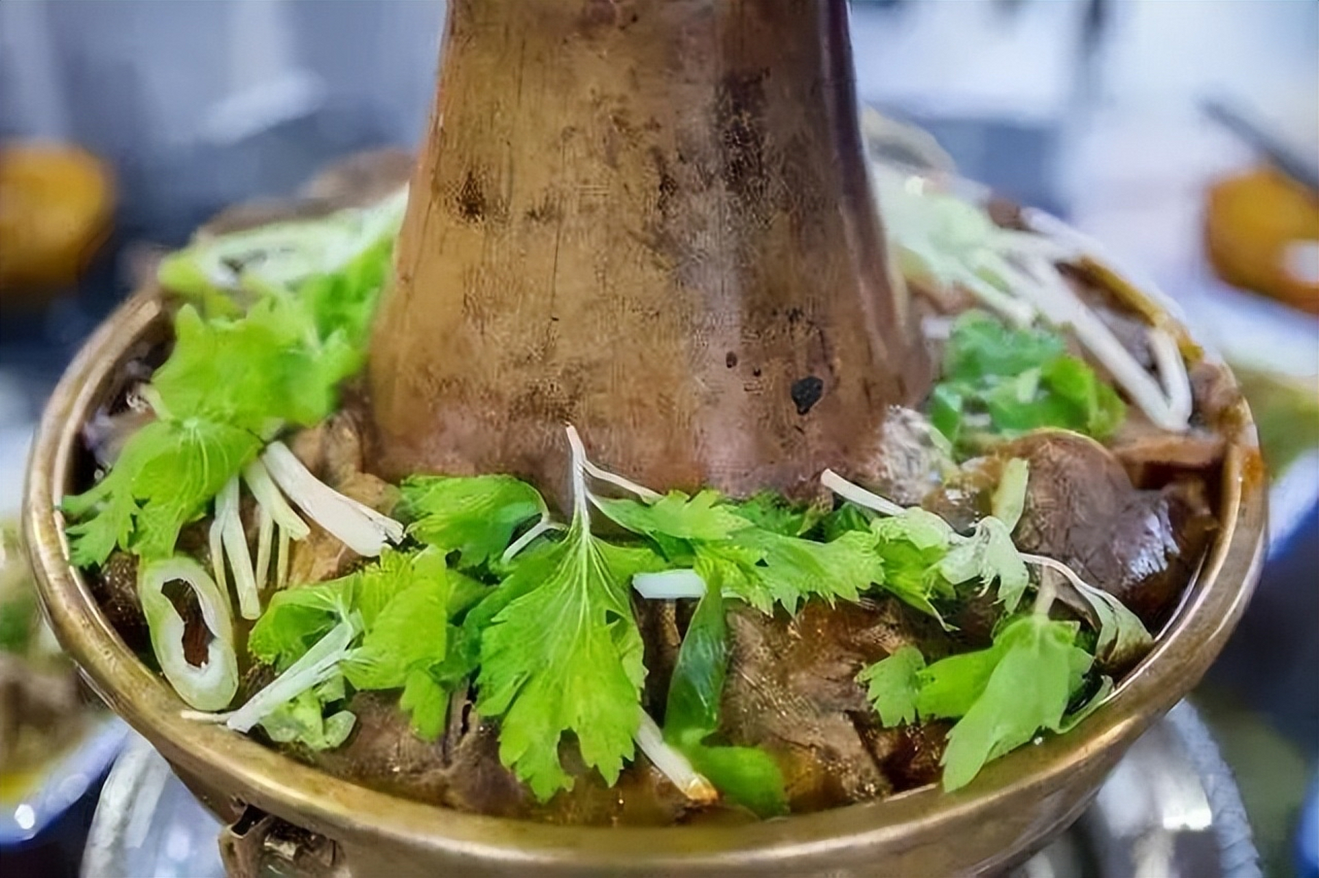 青川铜火锅起源于青川回族群众,对饮食文化的创造,在保持传统清真饮食