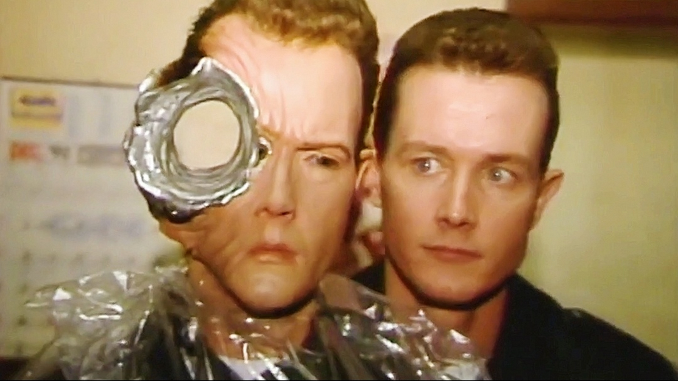 终结者2里的反派机器人罗伯特,进组后,进行了大量的武器和体能训练.