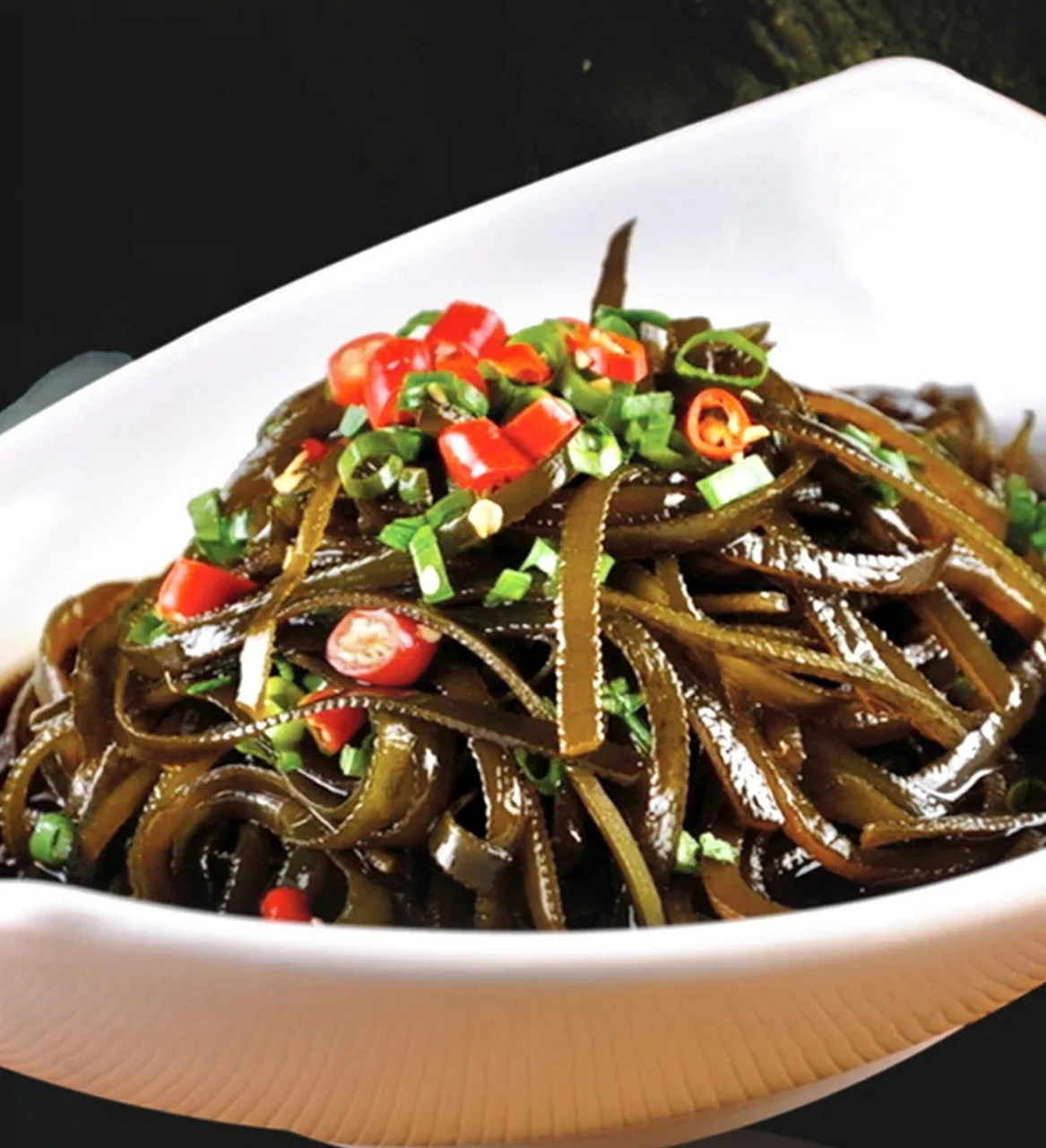 凉拌海带丝是一道家常菜,口感清爽,香气四溢,适合夏天消暑.