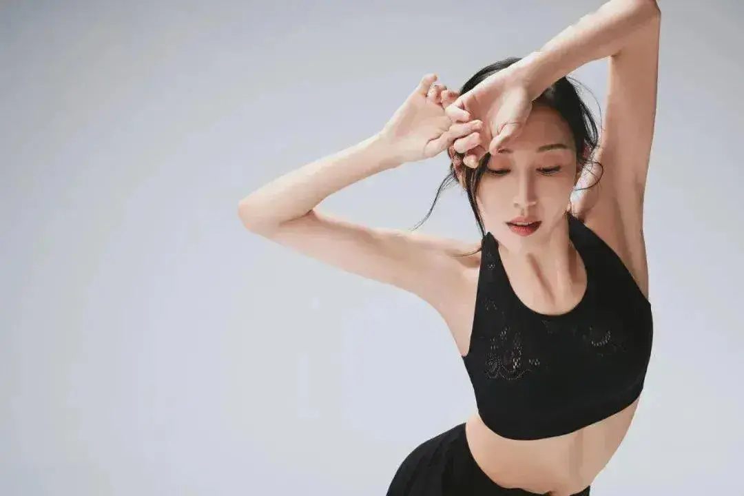 朱洁静芭蕾舞太美,身材柔性超强,背部线条更具诱惑力