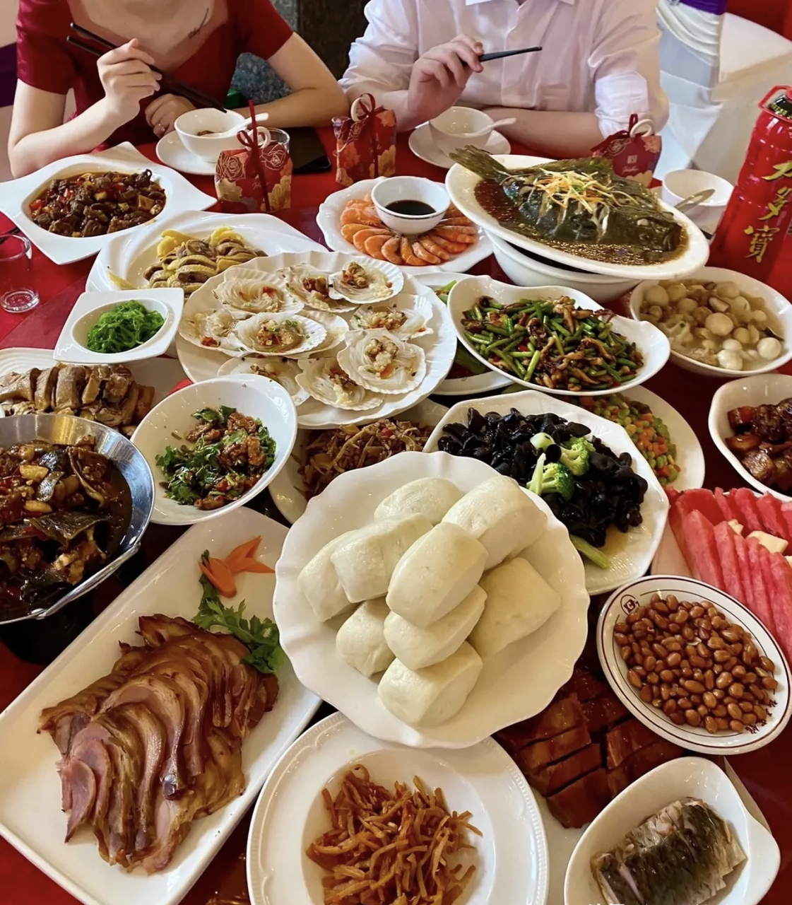 非常有钱,前几天他儿子请满月酒,邀请我们去喝喜酒,我们一家5口人都去
