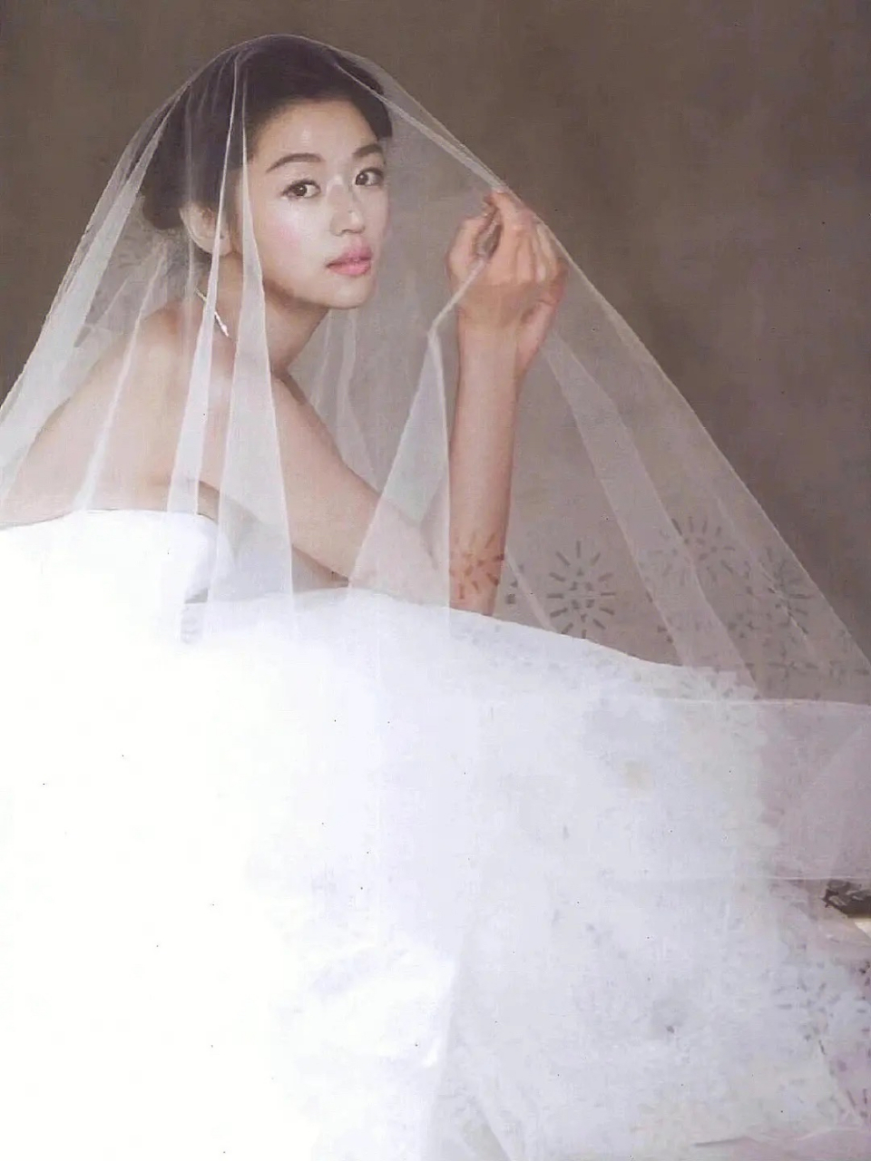 全智贤十一年前的结婚旧照 虽然过去了这么久依然很有美感哦 女神脸上