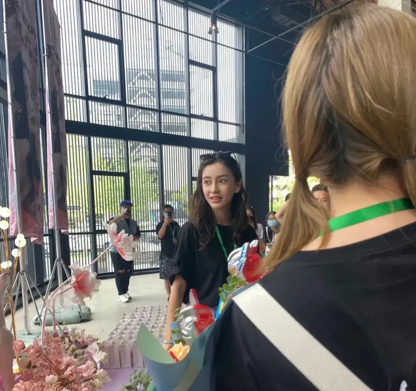 angelababy生图,真的很美,淡妆颜值也没的挑,个子也很高,站在人里很