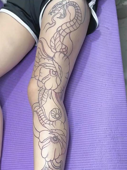 美女花腿蛇纹身,实在是狂野,这么干净的腿纹这么脏