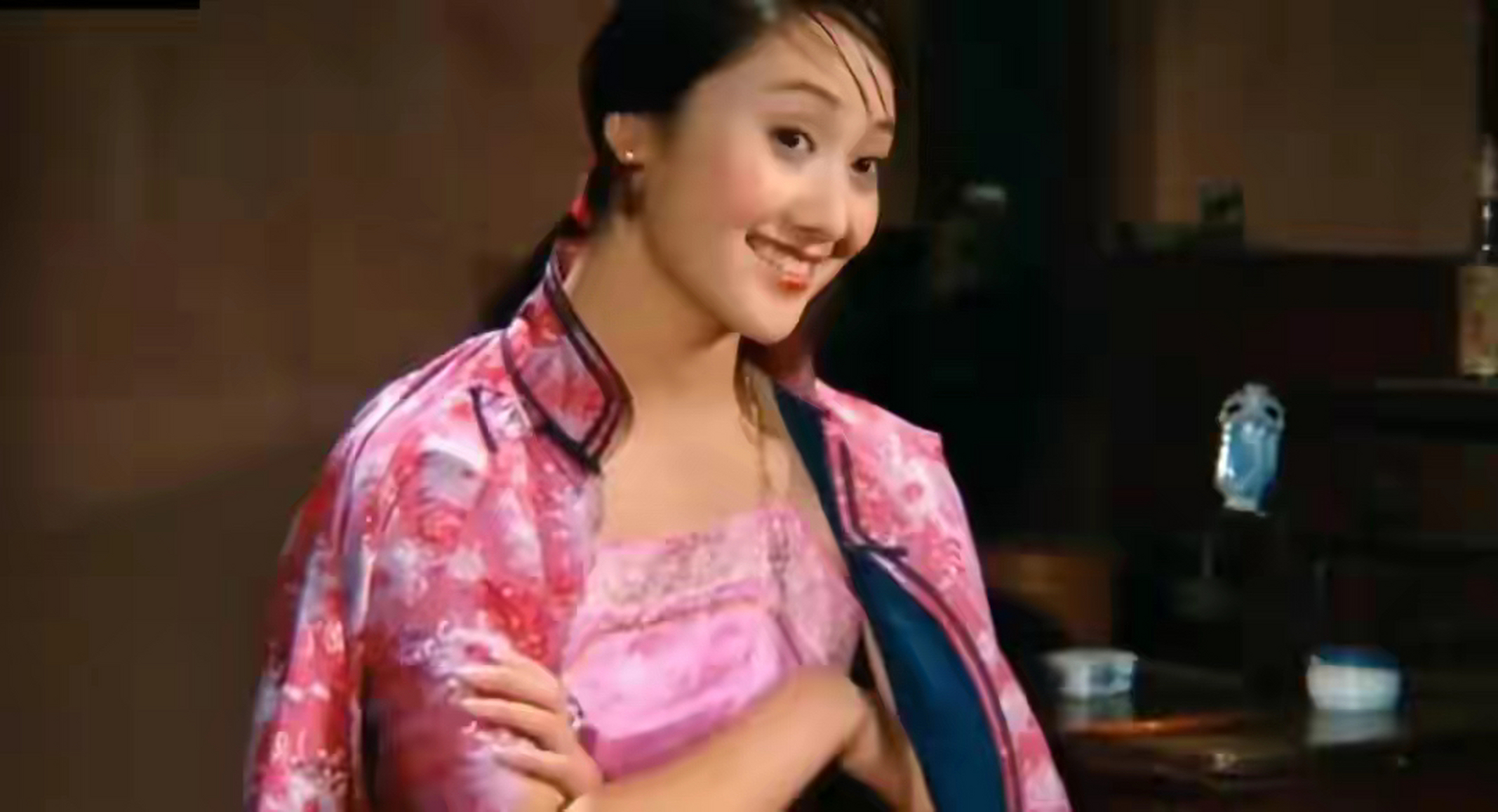 贾瑞新:内地娱乐圈难得的肉弹美人,可惜无人相识