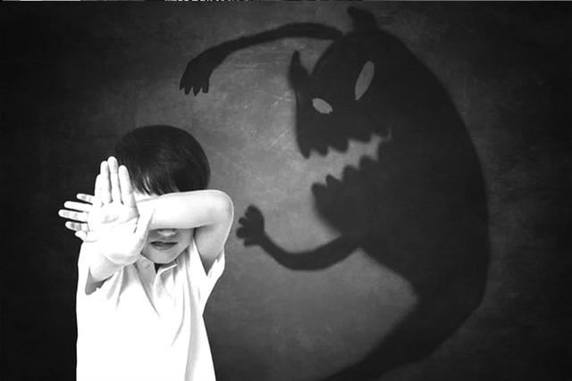 给儿子灌油抠嗓子眼,蛋糕怎么得罪这位妈妈了?