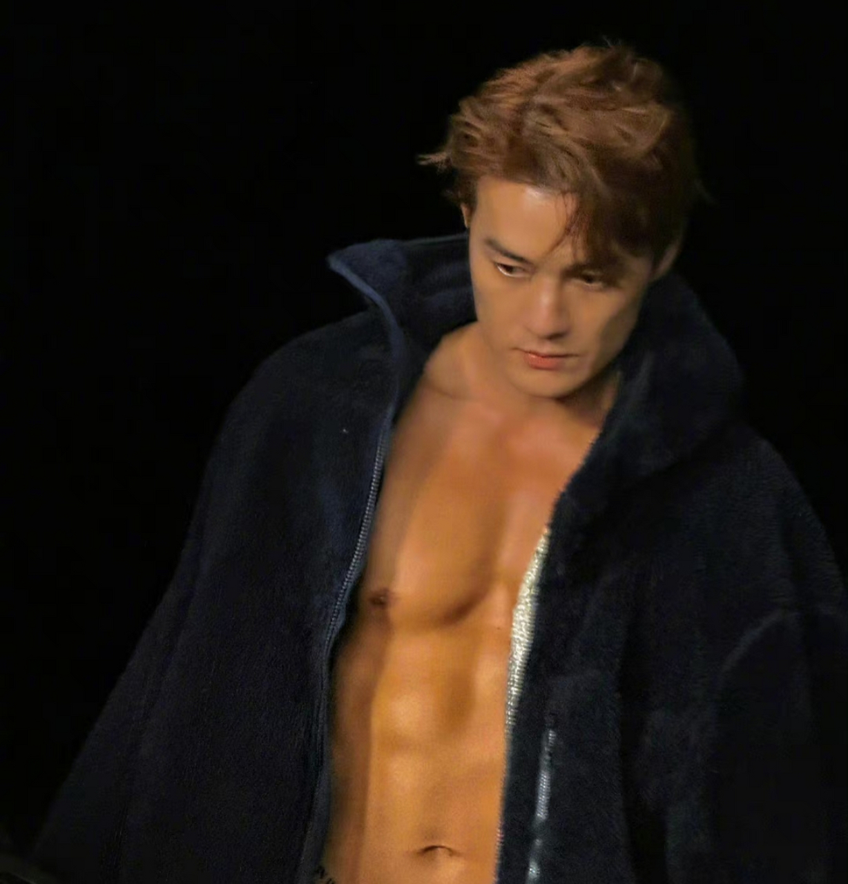 熟男气质都要溢出屏幕来了,完全看不出来吴克群已经43岁了,身材好绝!