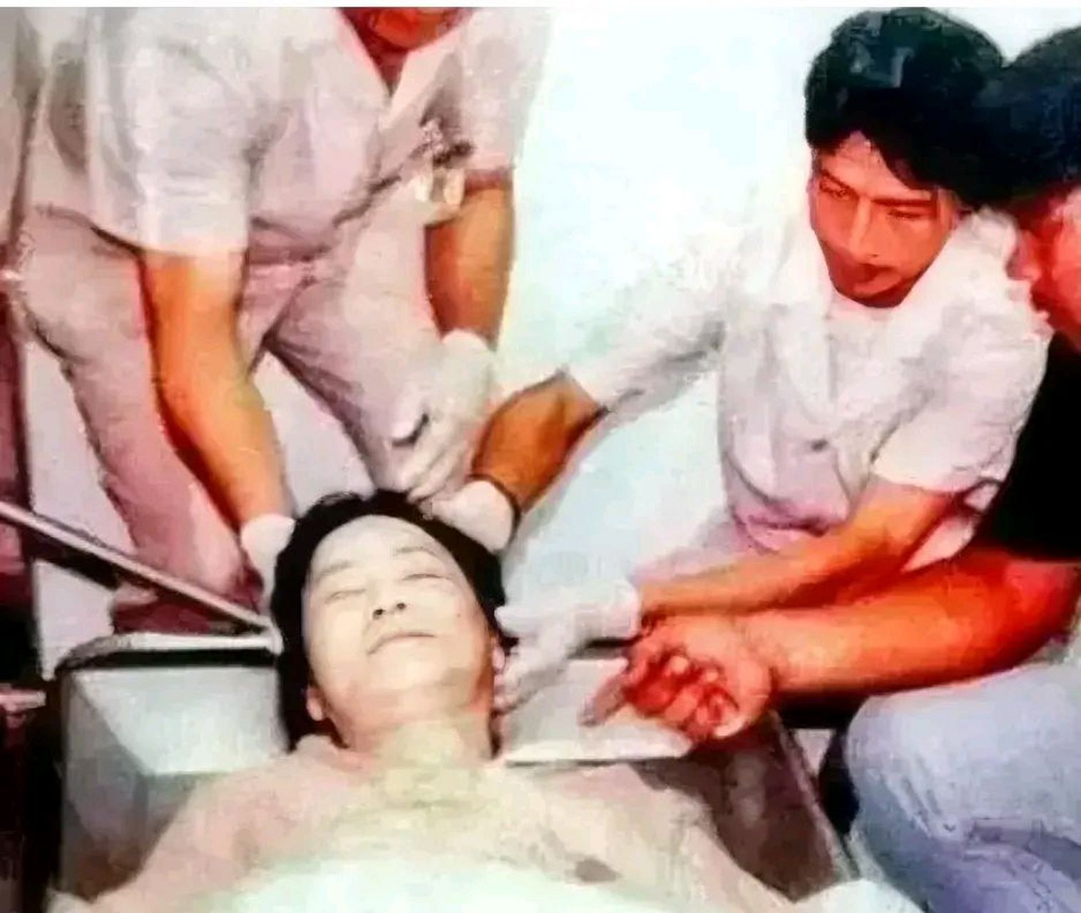 1995年,邓丽君去世后不久,一张罕见的遗容,从镜头中我们可以看到,她躺