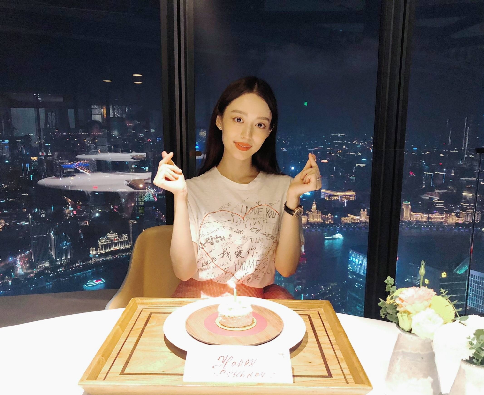 朗朗妻子吉娜爱丽丝最新生活照,杨柳细腰,身材不是一般的丰满