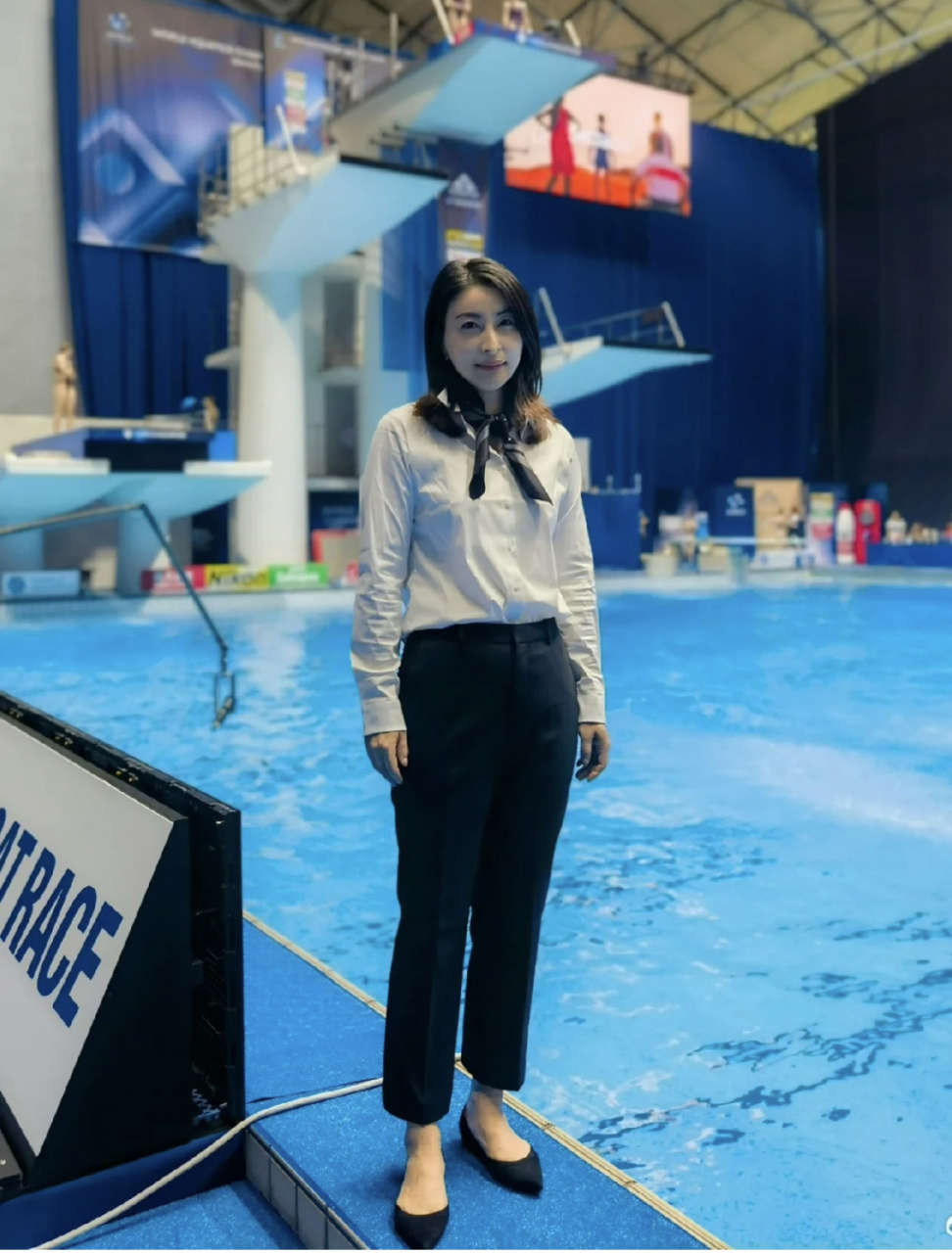 形象美丽端庄,工作态度认真专业,作为豪门媳妇郭晶晶一直低调努力,没