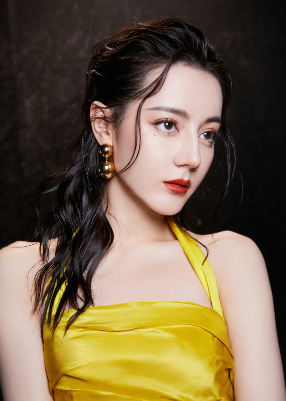 不过说真的,其实她俩应该受众群不太一样吧,迪丽热巴作为事业性励志