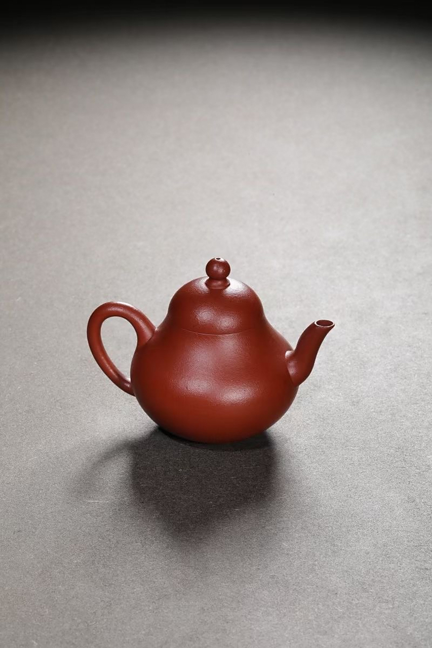 癸卯思亭 思亭壶摹取陆思亭款式所作,壶身如葫瓢,弯嘴自腹向上胥出,圈