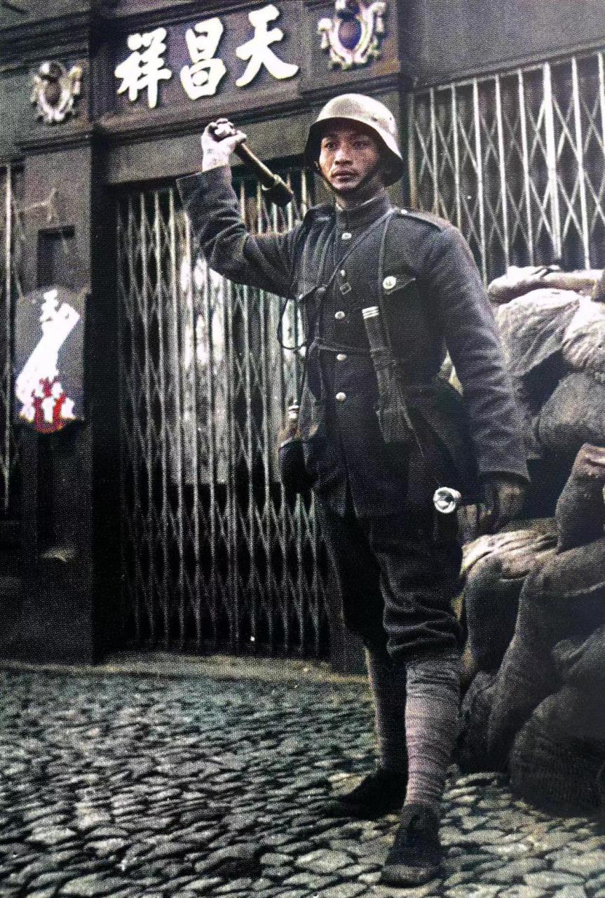 这是1937年淞沪会战期间,一位德械师中国士兵的留影.