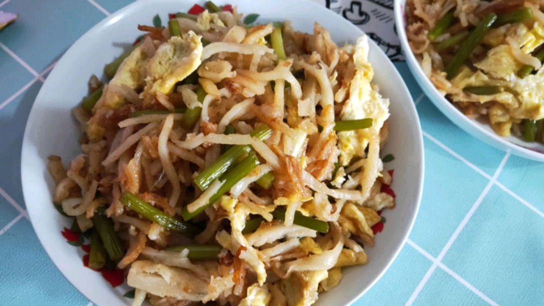 蒜薹鸡蛋炒饼味道还不错的,好吃!