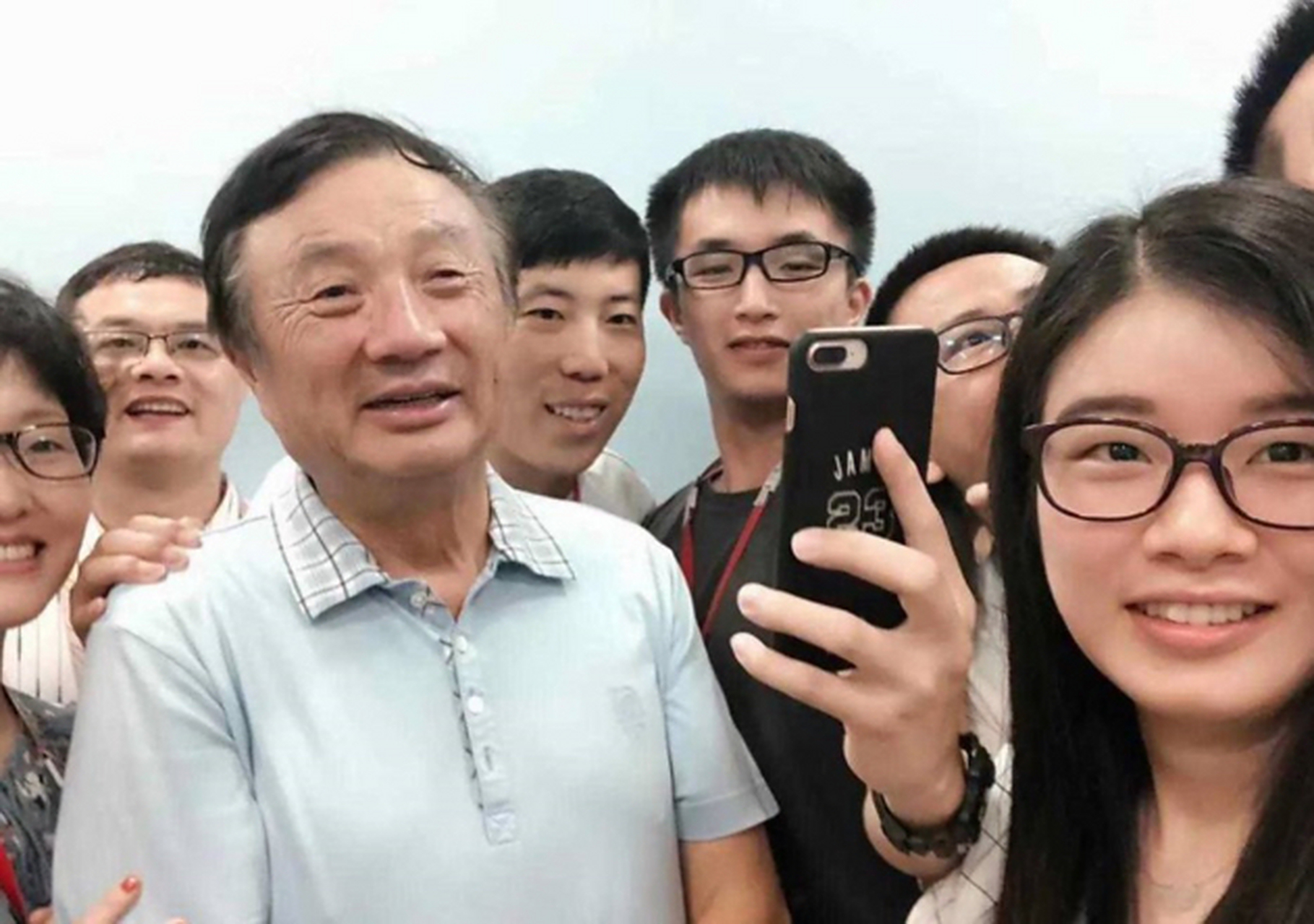 一次,任正非质问儿子任平:"听说你给公司供应商投了股份,你有没有收