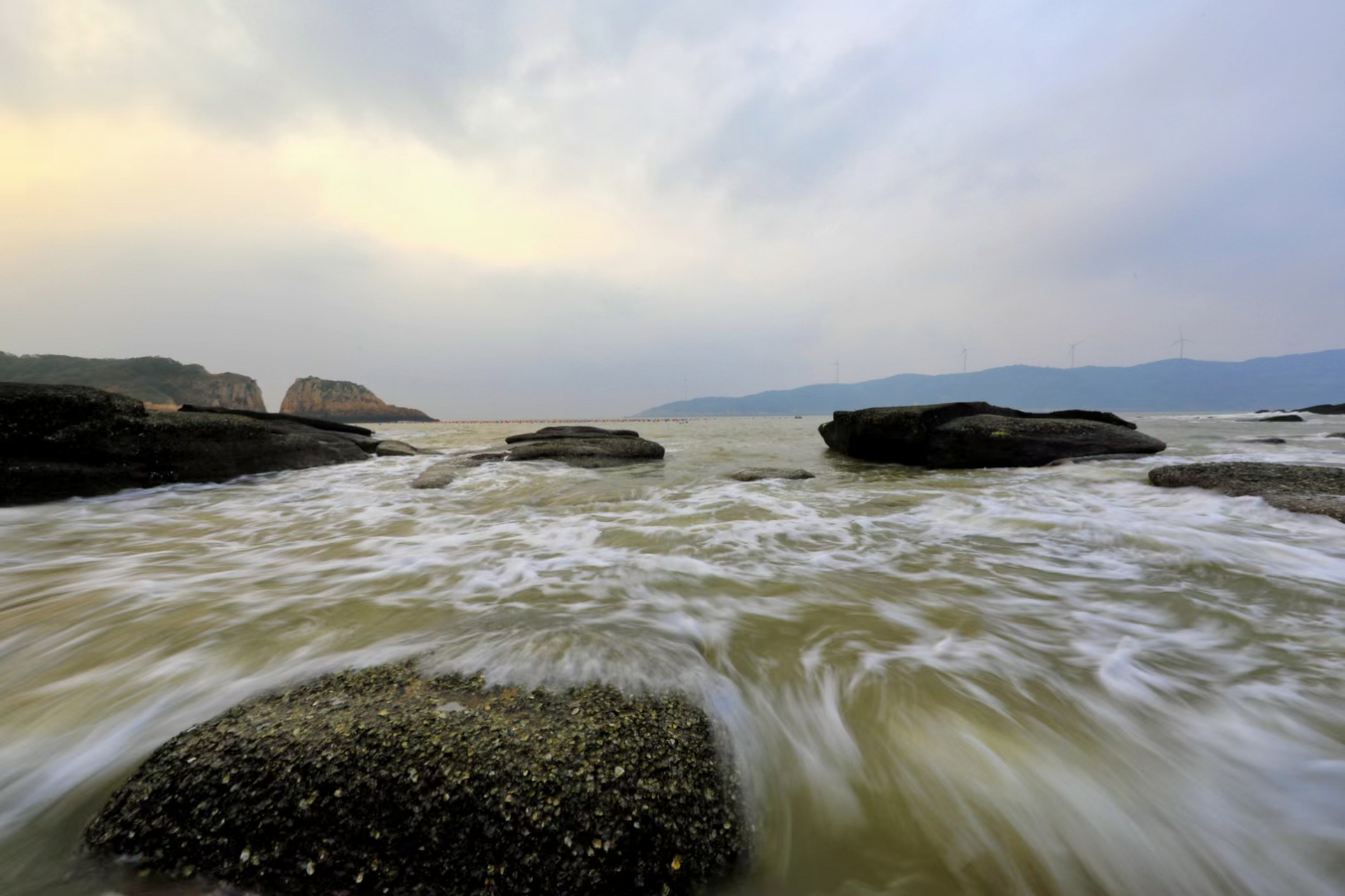 被譽為春湧夏弦,浦煙含月的霞浦下尾島,又稱夏威嶼,海蝕洞是該島第一