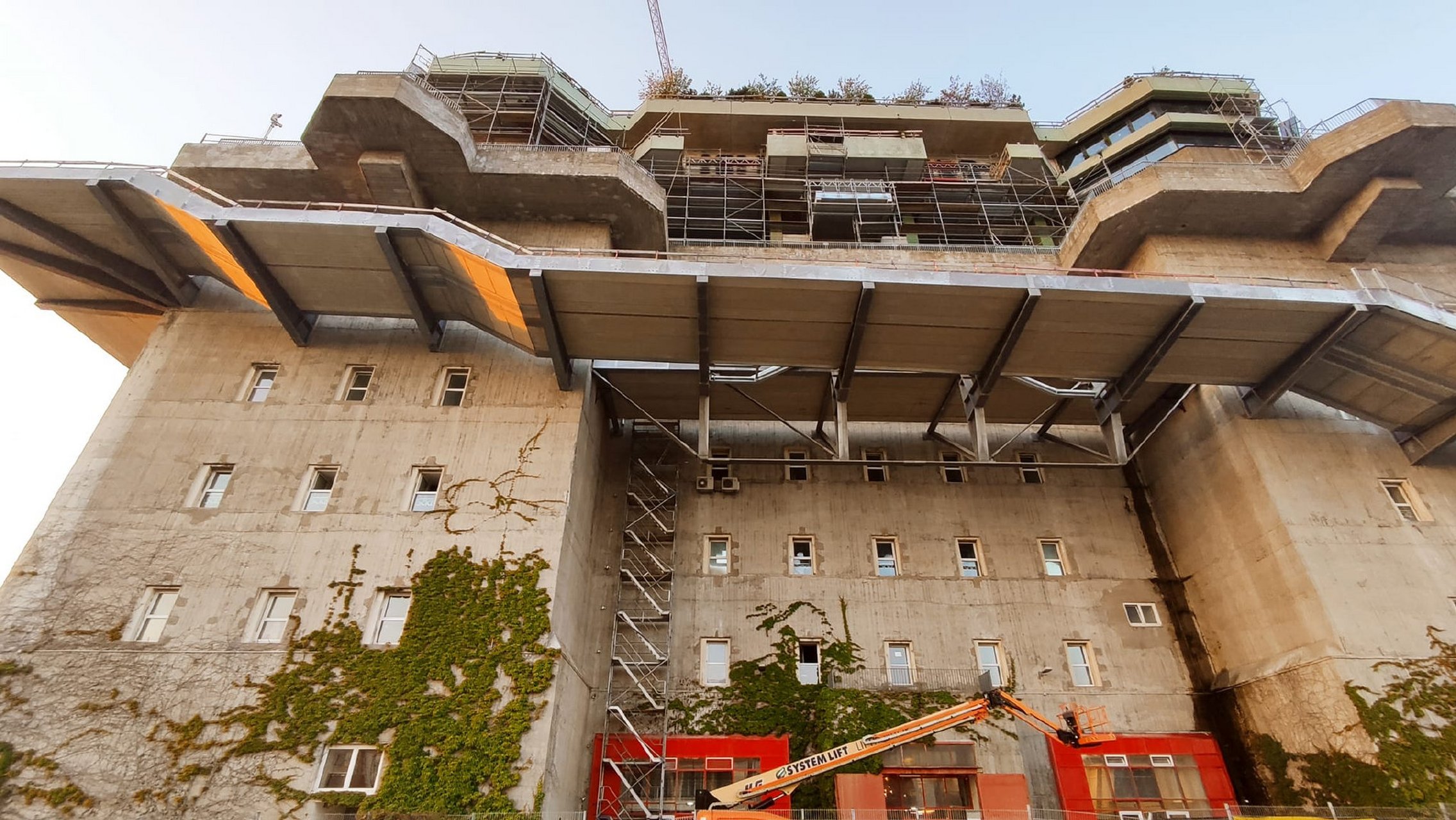 战后德国汉堡市,改建中的巨型防空炮塔.它是二战军事奇观之一!