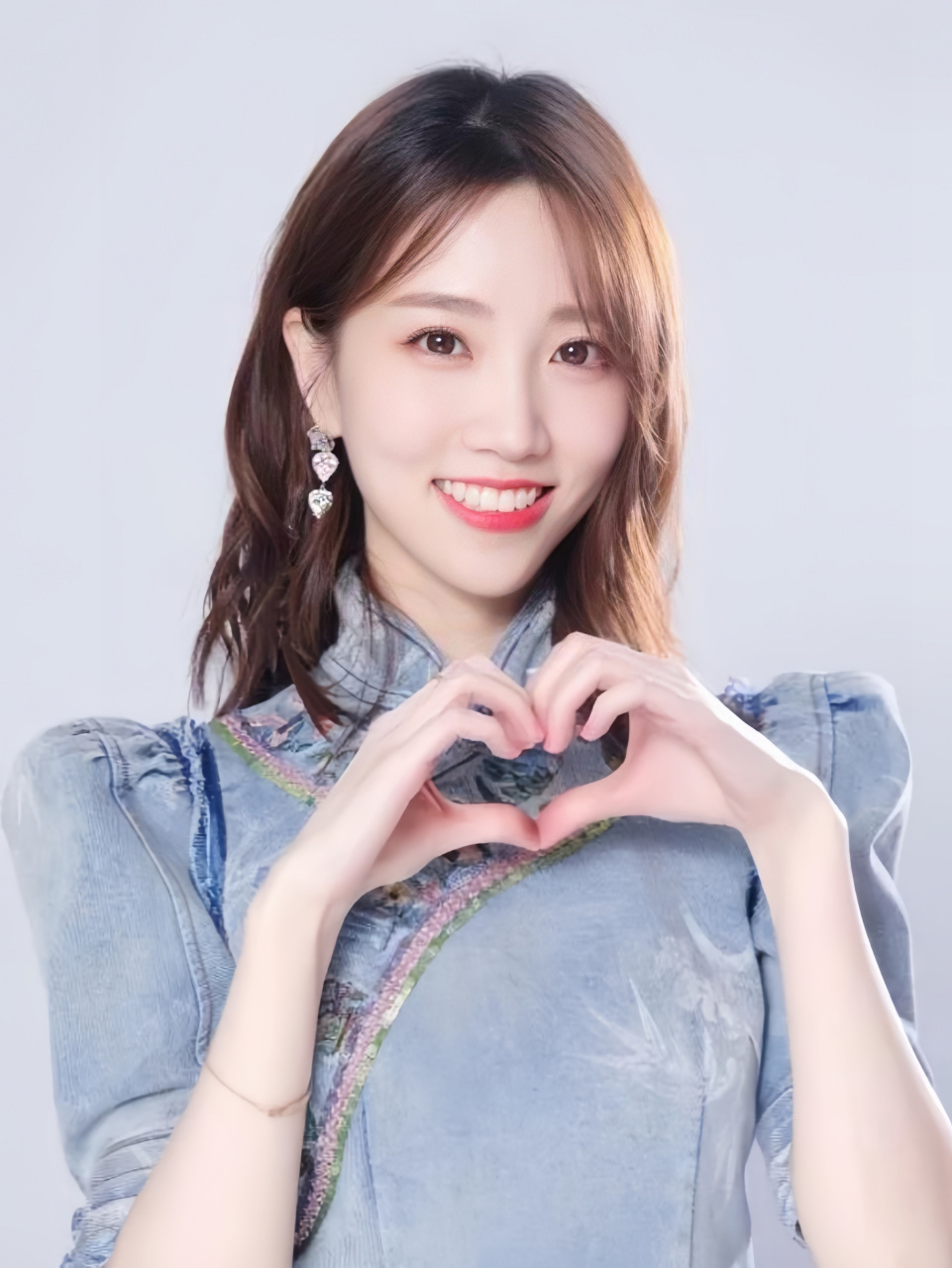 张纯烨是一位天生丽质的女孩,她的容貌清秀,身材高挑,让人眼前一亮.