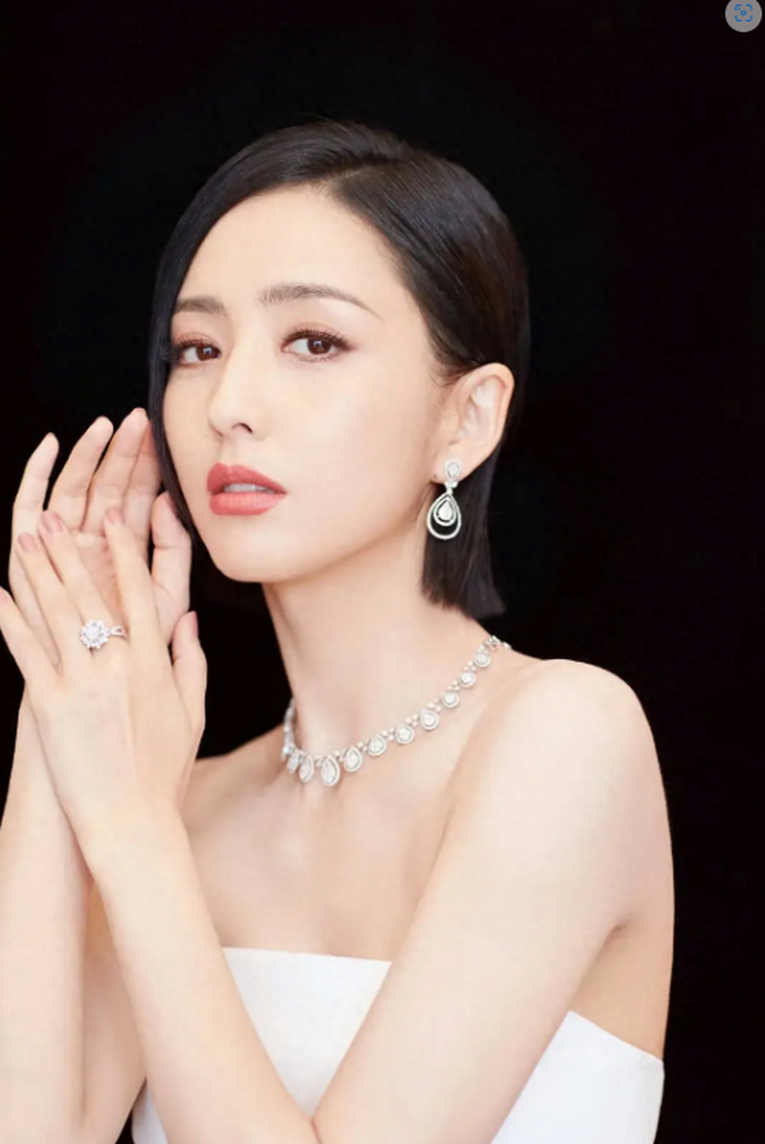 佟丽娅的绝美写真展现了她的灵动风华,将她的美丽演绎到了极致.
