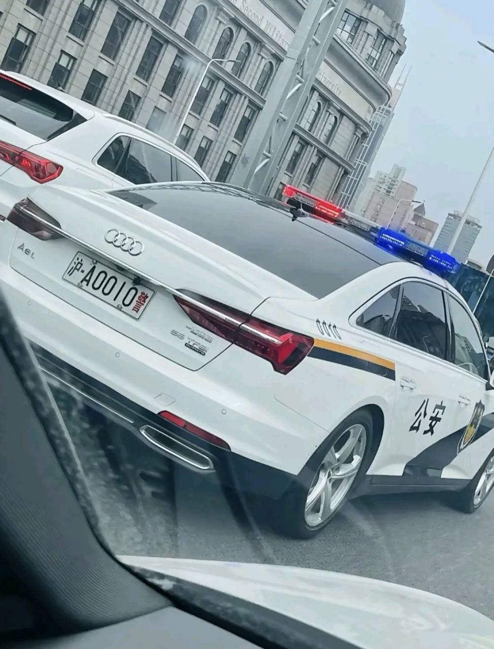奥迪a6警车 上海奥迪警车全是a6l 55tfsl  顶配,遇见了还是老老实实的