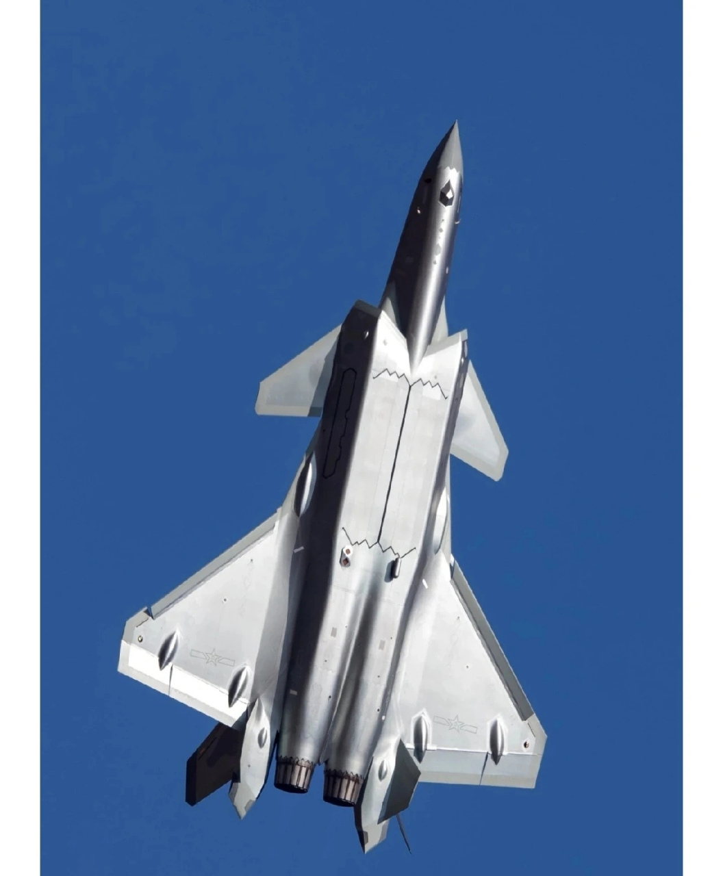 静态欣赏战斗机歼20飞翔蓝天的美