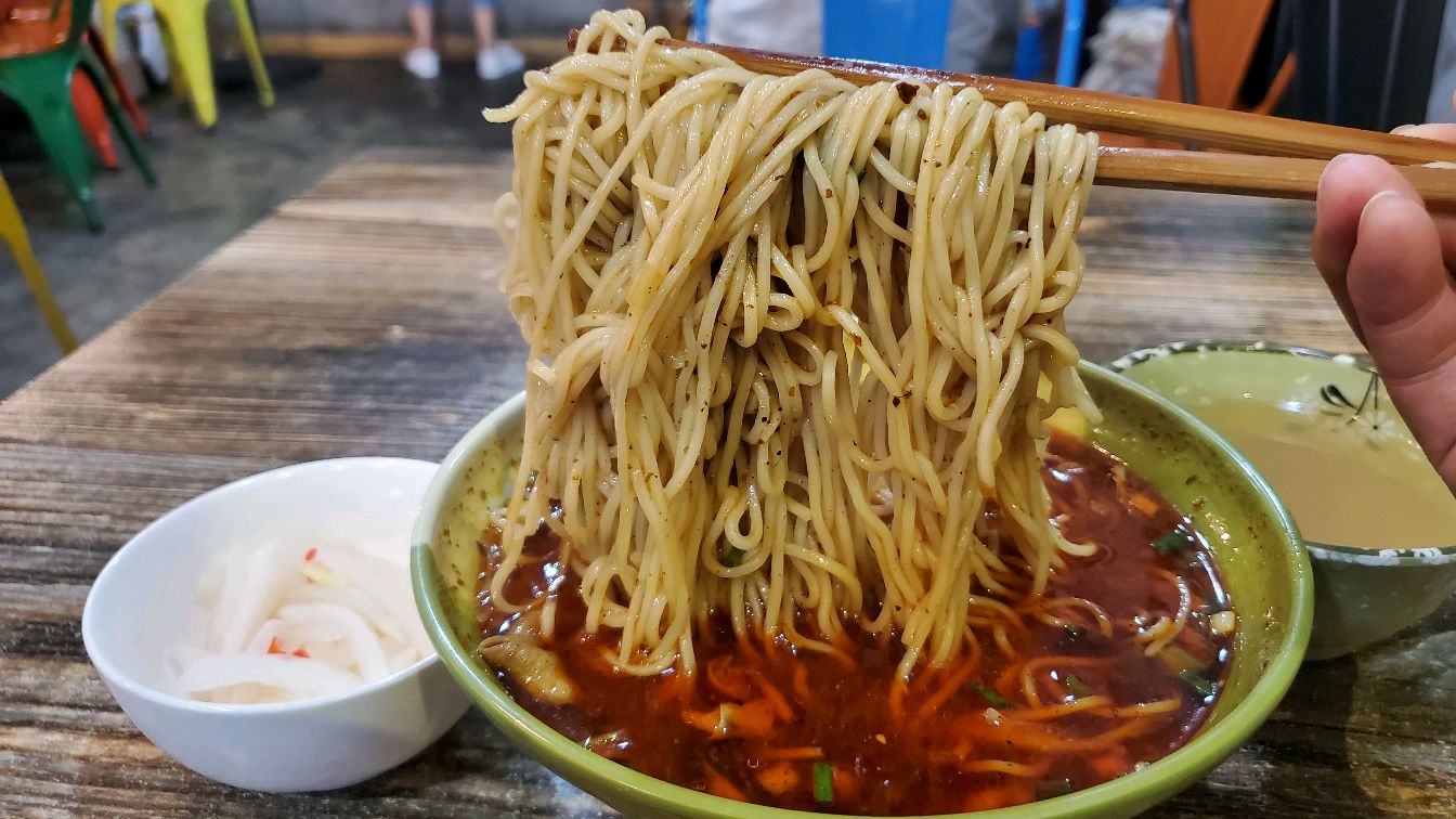 四川绵阳著名美食街吃的,春卷和中江鸡杂面,四川的面也很好吃啊