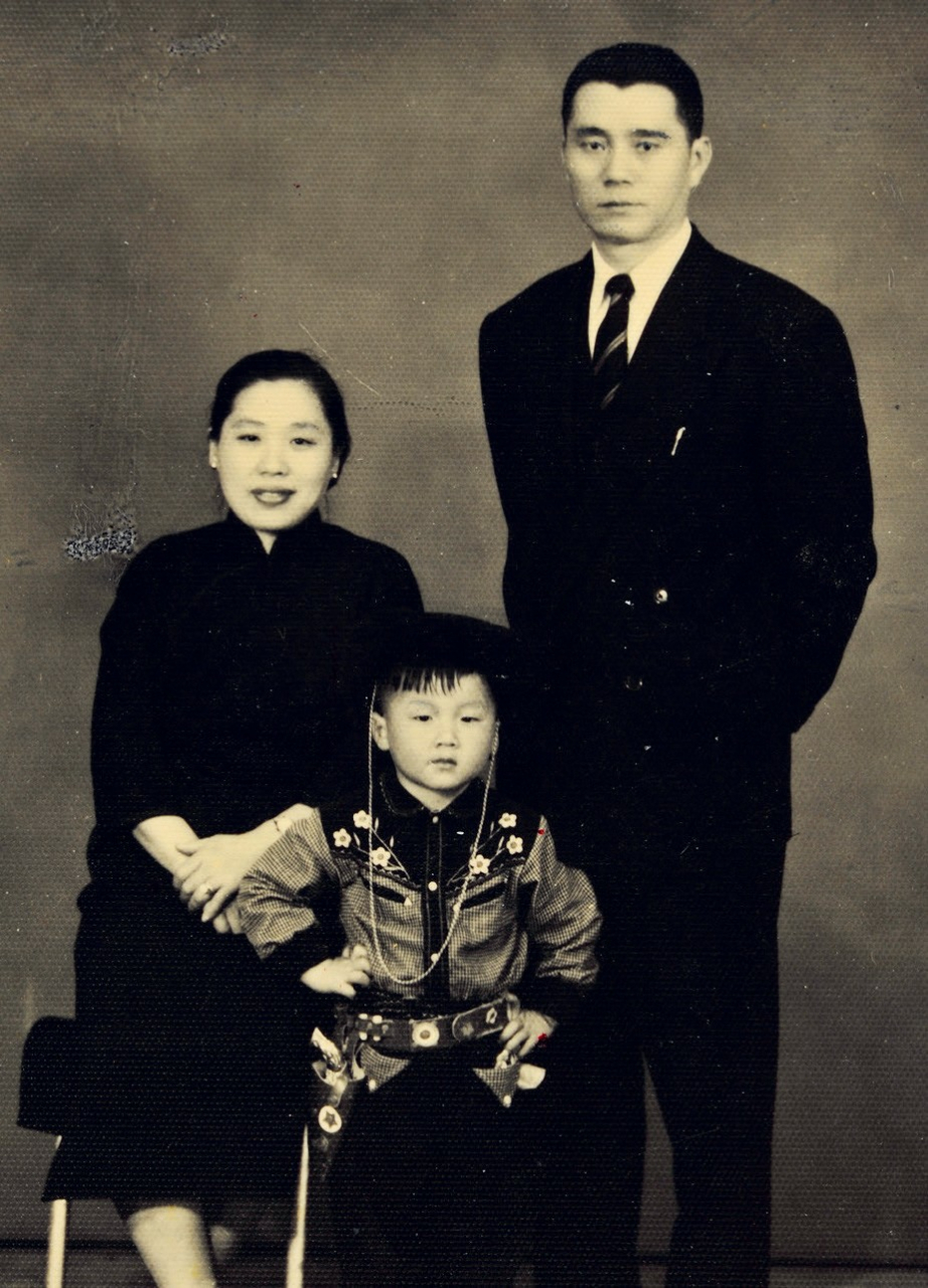 小时候的成龙和爸爸妈妈全家福:成龙的爸爸1915年出生在山东,先后在