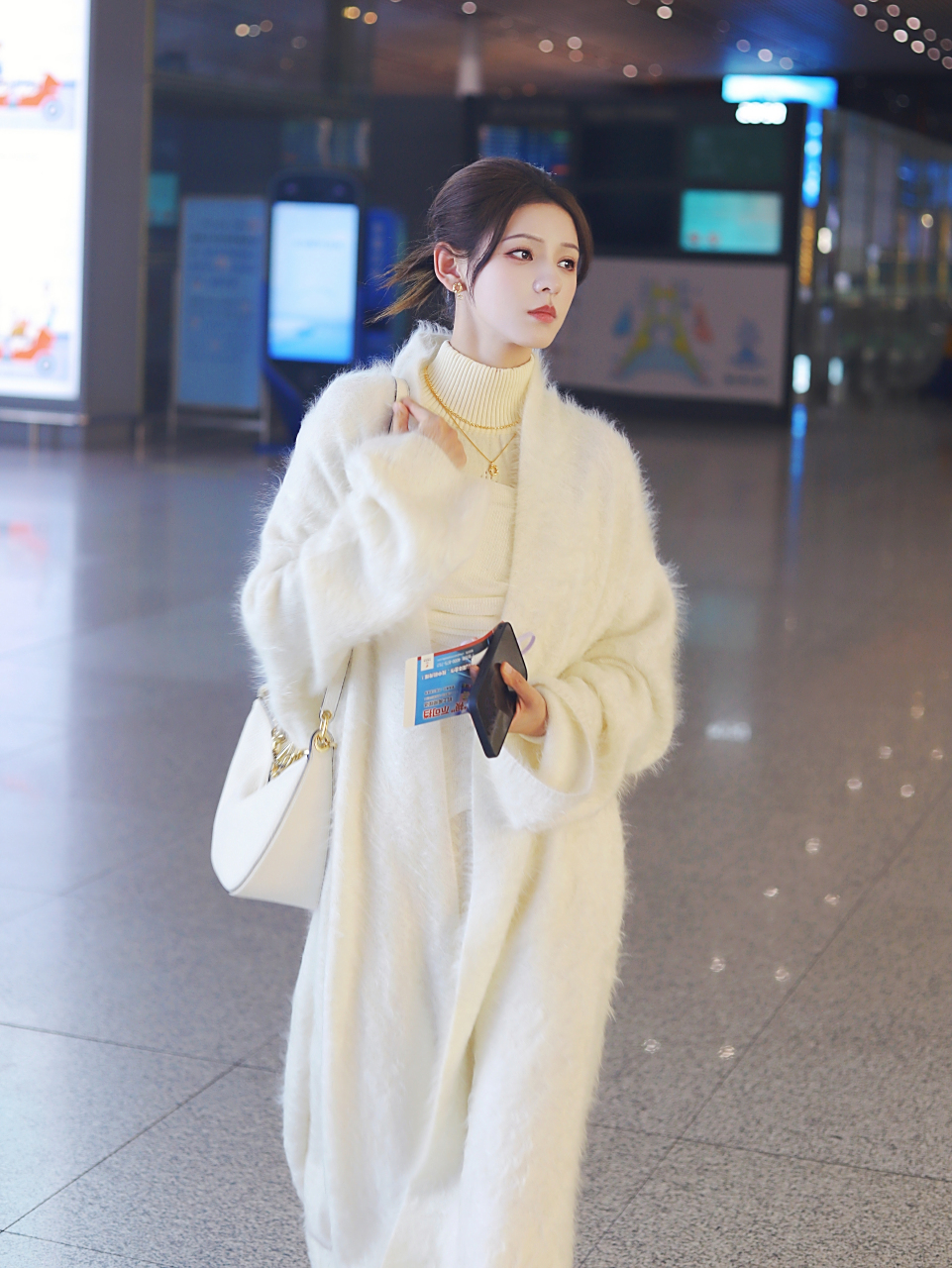 张予曦的机场穿搭真好看,清新俏丽,又美又温柔!