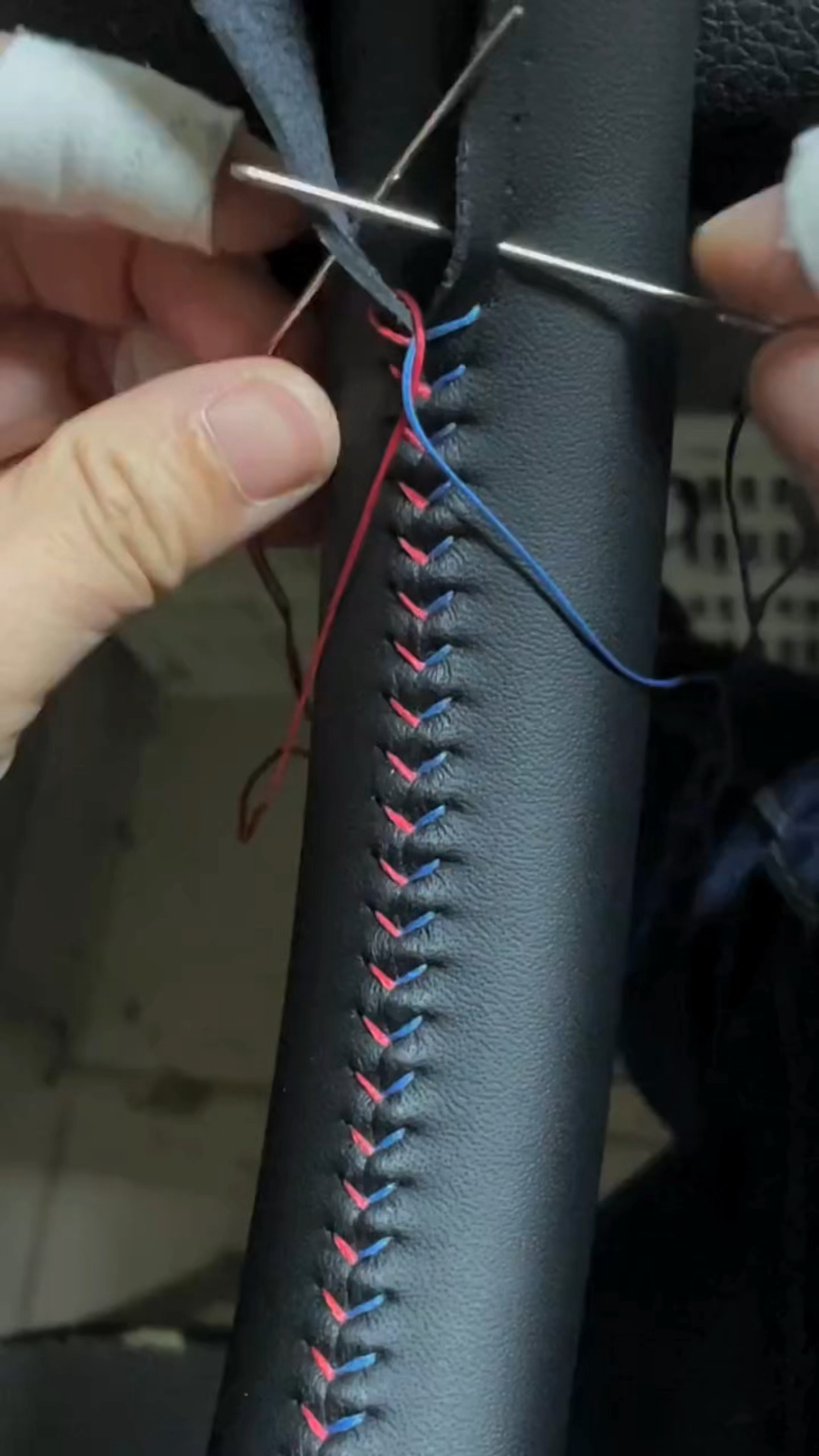 汽车手缝方向盘套,双针缝制教程!-度小视