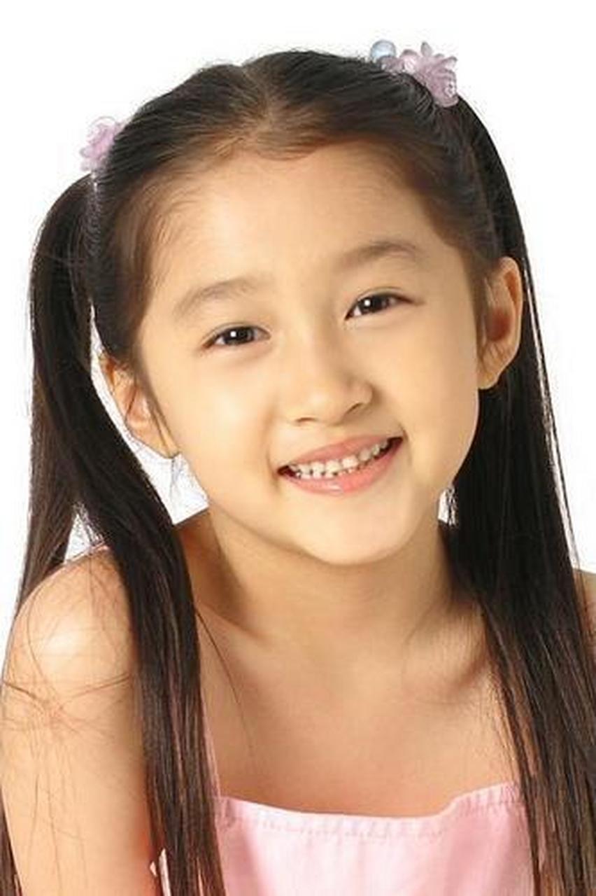 关晓彤是娱乐圈当中少见的等比例放大的女童星,现在和小时候一点区别