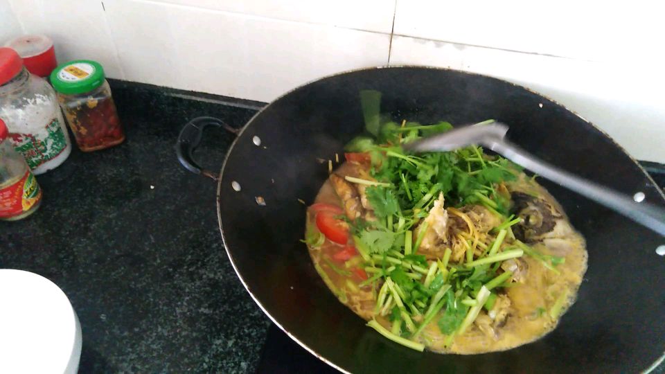 自己家养的罗非鱼,今天做一个酸辣罗非鱼,味道很不错