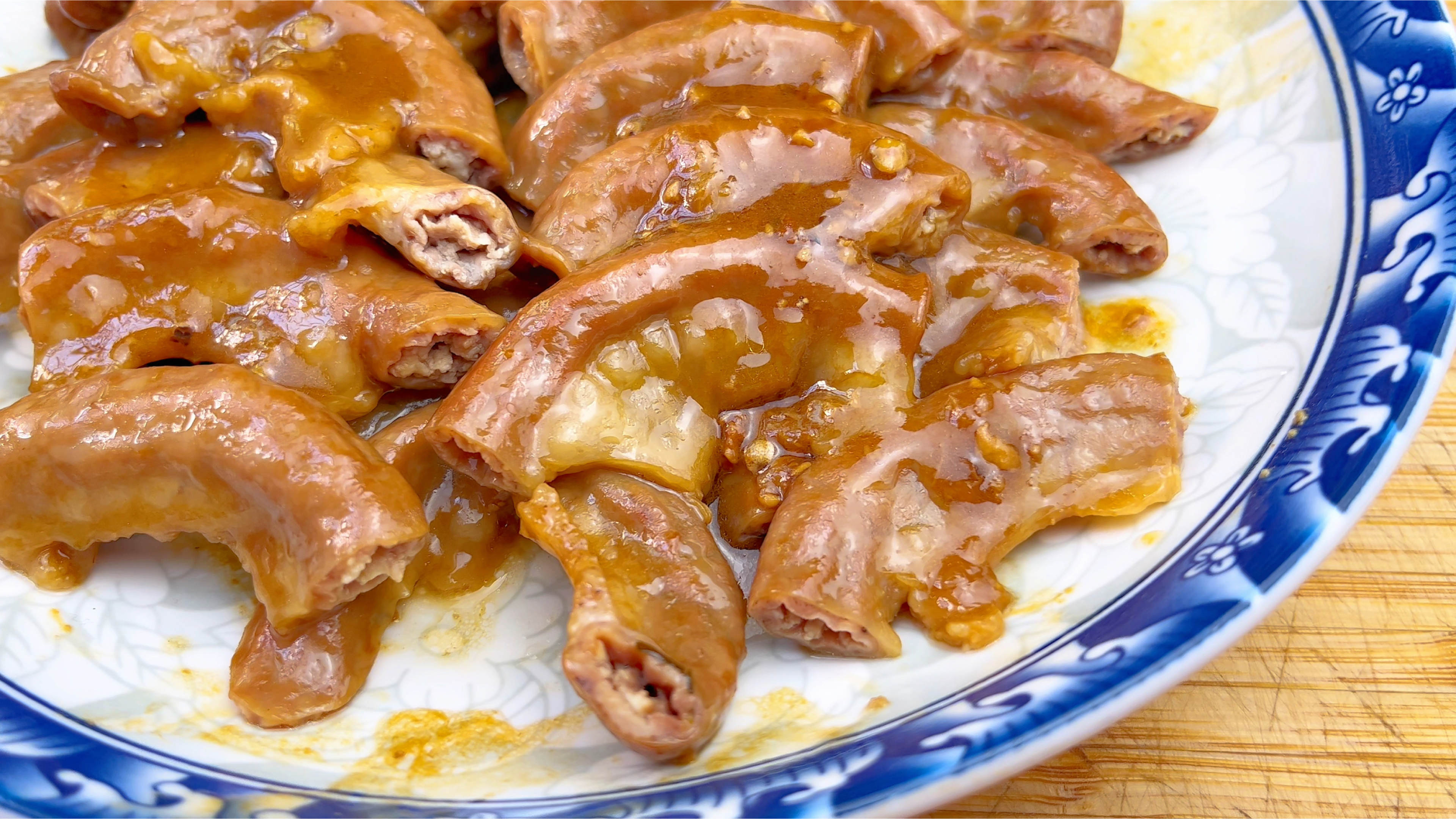 猪小肠为什么有苦肠和粉肠？大厨告诉你，分享不加水的粉肠做法