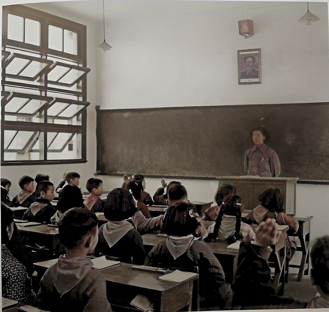 历史老照片# 这是一间教室,孩子们正在上着语文课 老师站在上面,后面