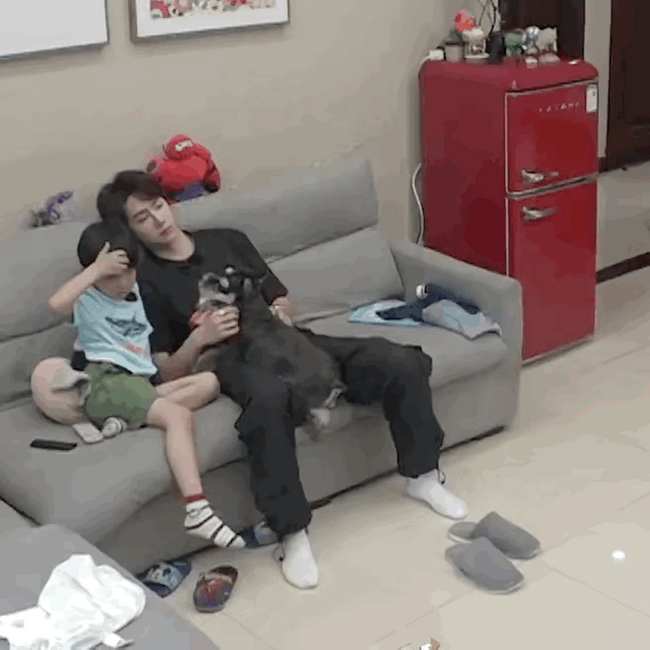 这对比也太鲜明了,感觉王一博以后当爸爸了也是个"女儿奴"!#王一博