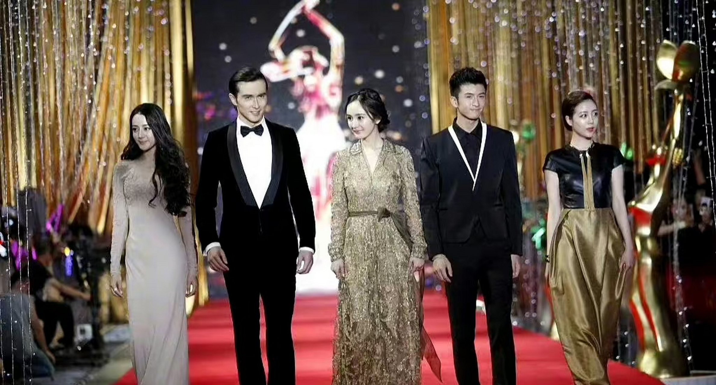 杨幂当年带着嘉行众人走红毯的场面,现在就算是迪丽热巴也只能独美,还