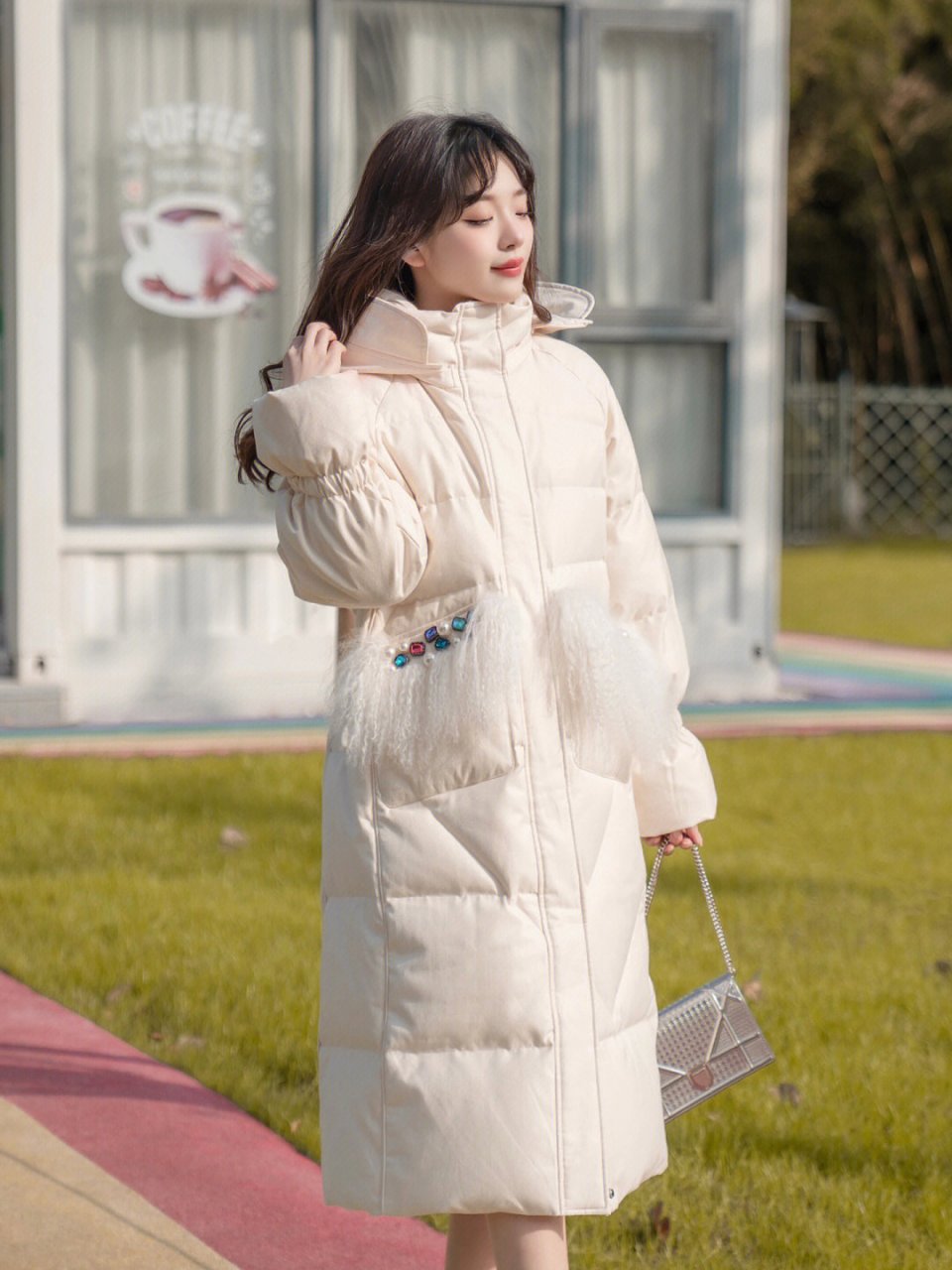 奶白色的长款羽绒服搭配上同色短靴,优雅大气,冬天通勤的优选,同时还