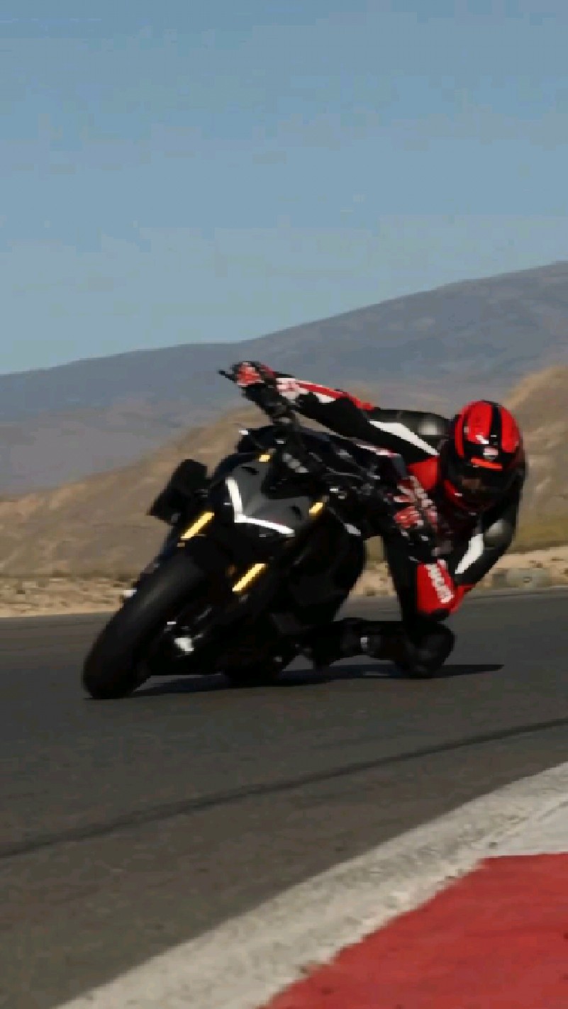 骑杜卡迪街霸压弯