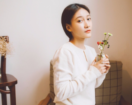 不温不火的啜妮这一次终于让人记住了她,也记住了她长什么样