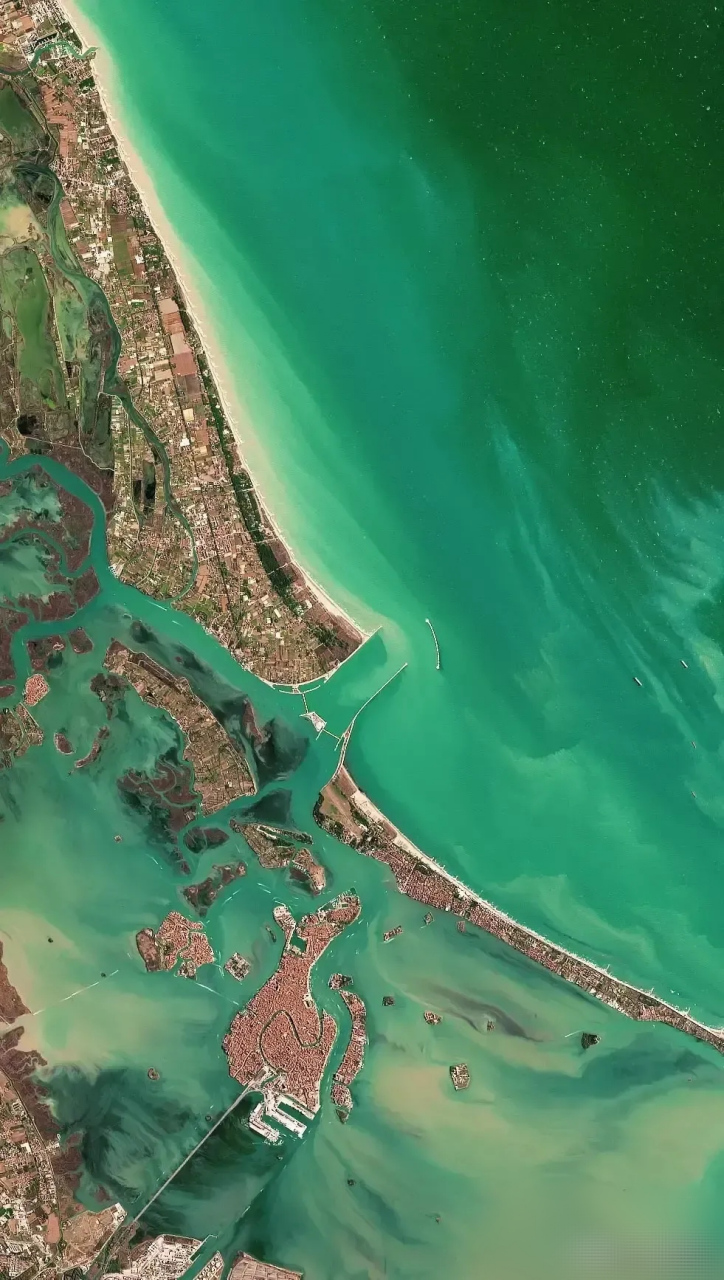 就威尼斯这地形,如果在中国,很可能变成养鱼池.[云喝酒]