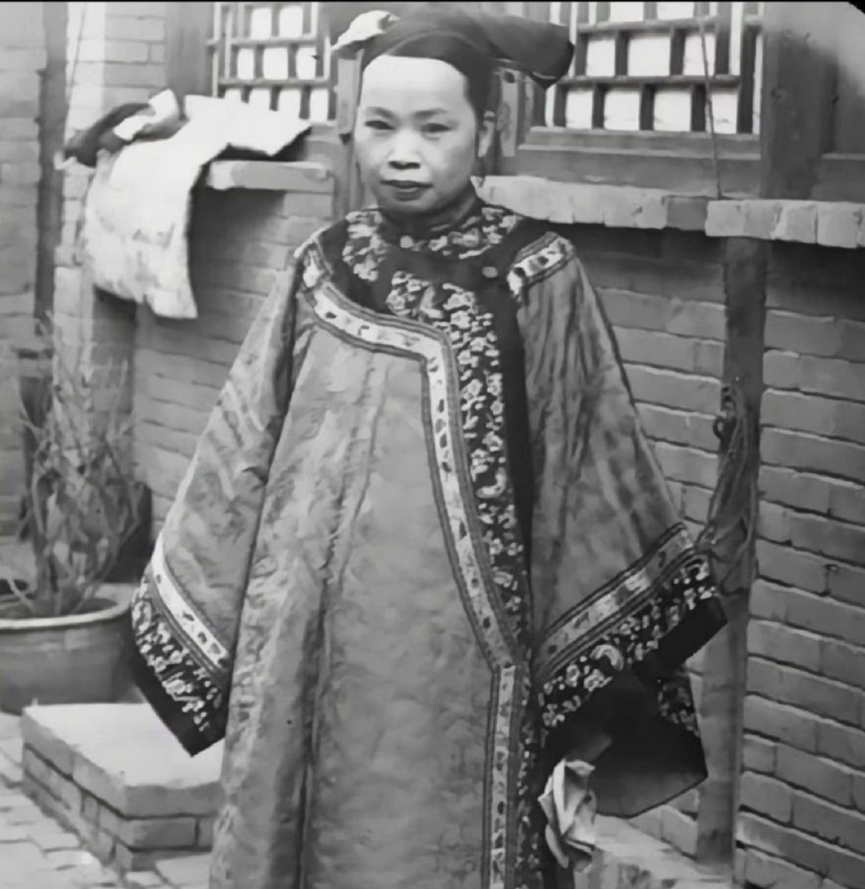 晚清老照片,京城内一位穿着考究的满族旗人女子!