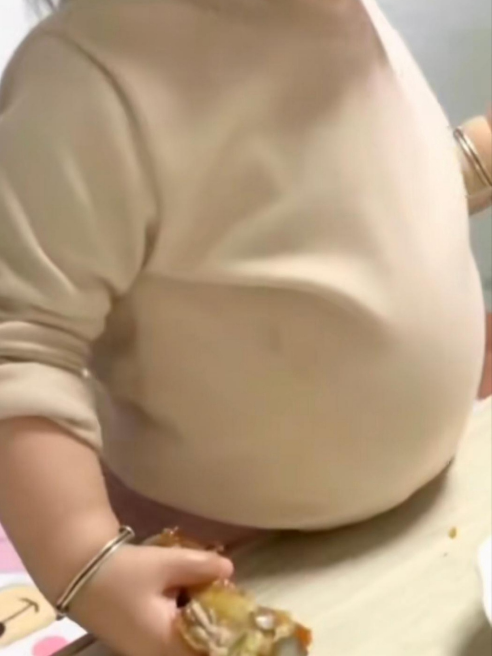 有没有同款女儿,肚子吃的鼓鼓的,还能再来一个鸡腿.