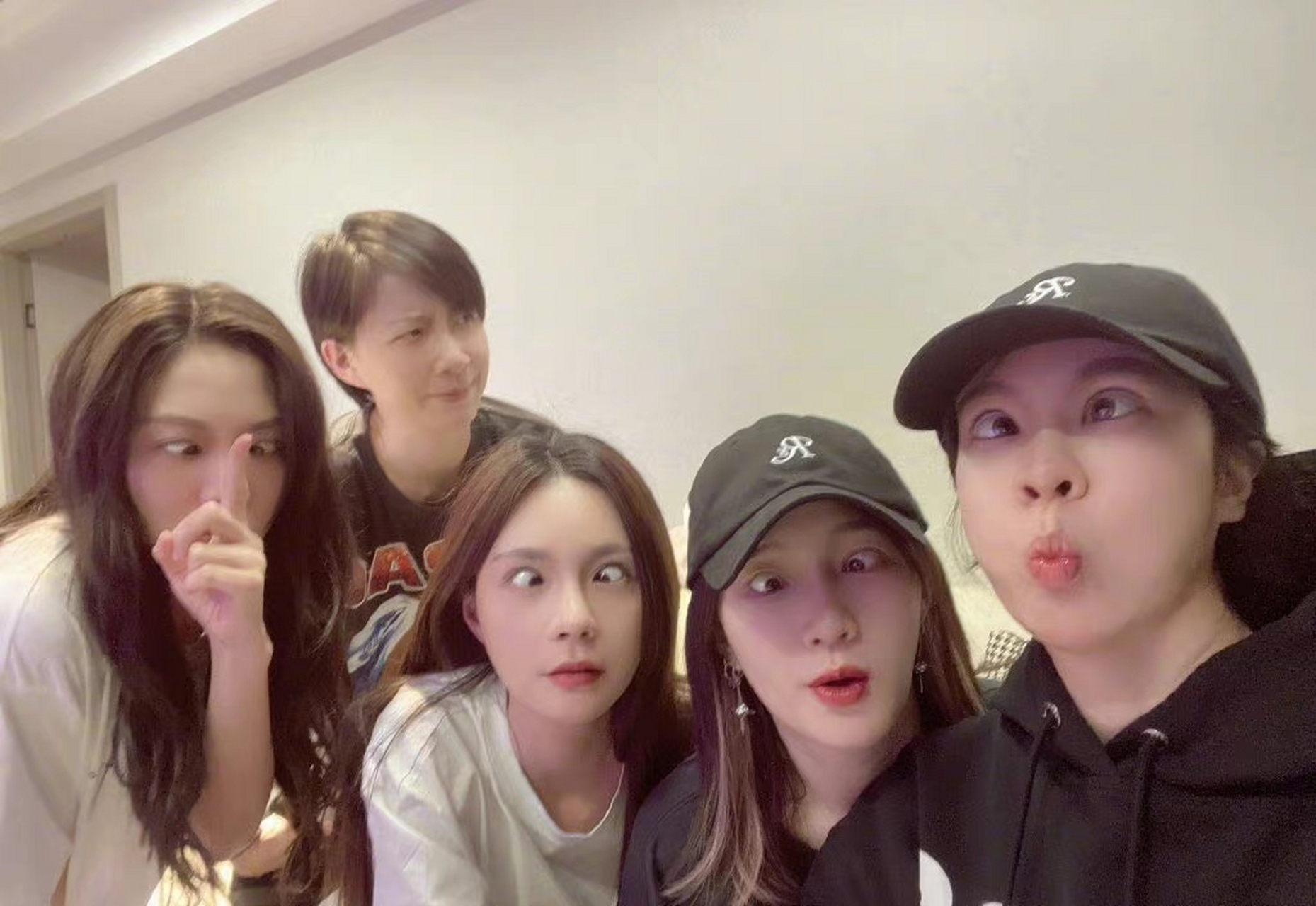 【孟佳晒和王霏霏沈梦辰李斯丹妮郁可唯合照】3月2日下午,孟佳晒出