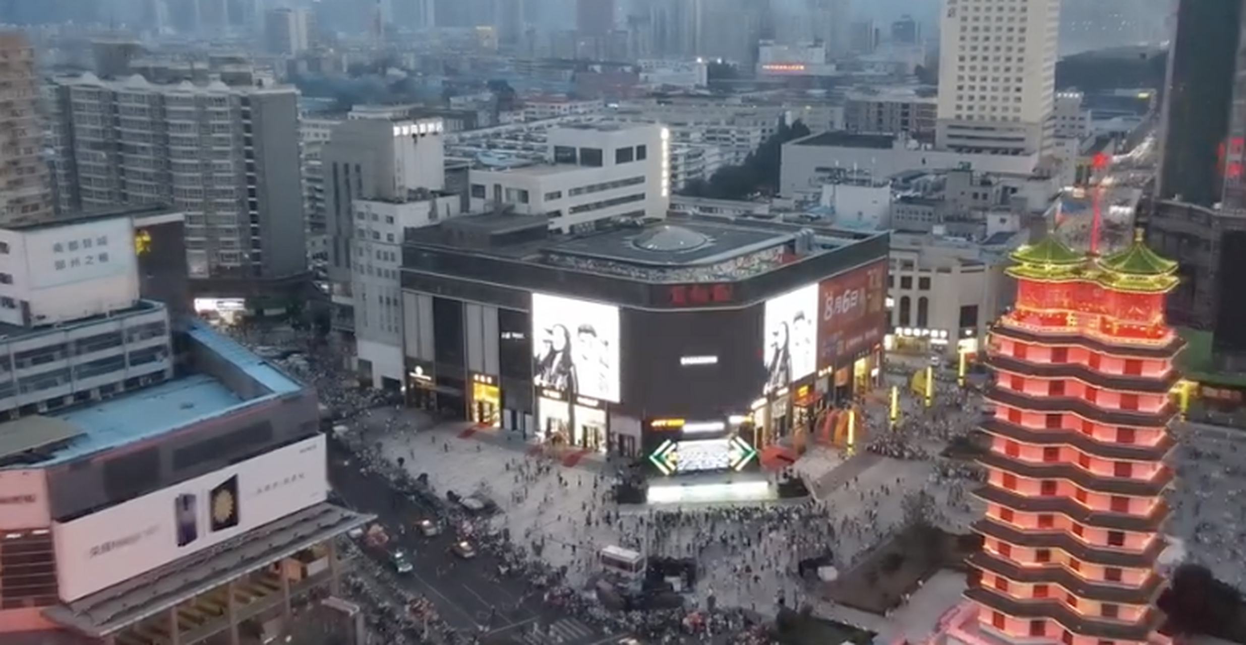 好久没有来郑州二七广场了,还是那么热闹,郑州亚细亚,德化街还是那么